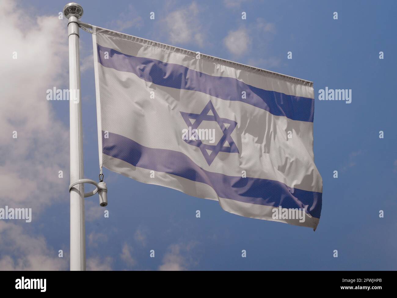 Vue à angle bas du drapeau national d'israël avec étoile de david contre le ciel bleu Banque D'Images