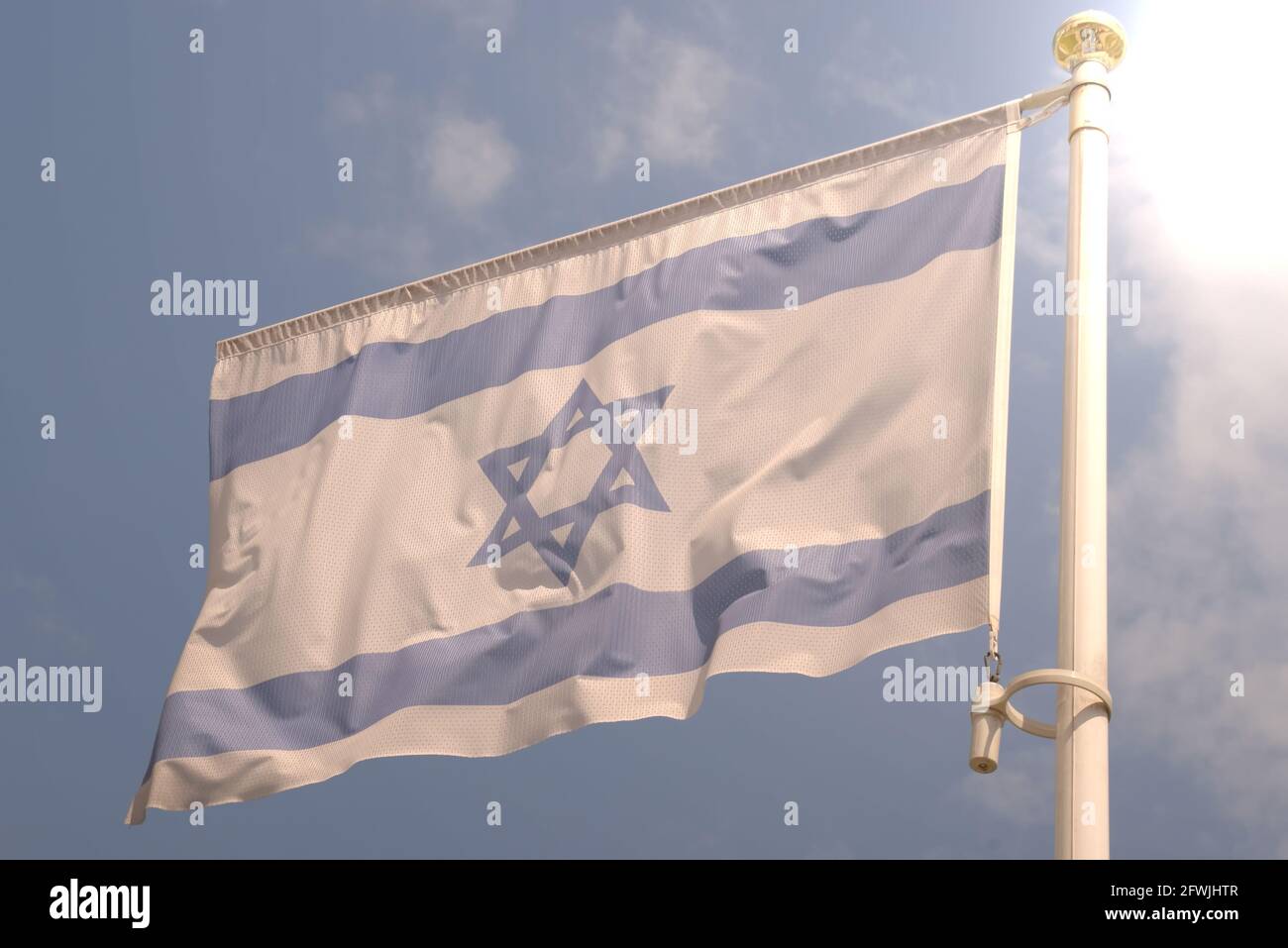 Vue à angle bas du drapeau national d'israël avec étoile de david contre le ciel bleu Banque D'Images