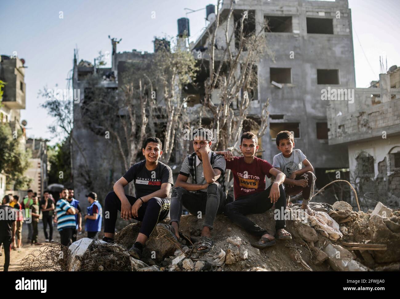 Les Palestiniens s'assoient parmi les décombres de leurs maisons détruites après le cessez-le-feu entre Israël et les militants de Gaza dans la ville de Beit Hanoun, dans le nord de la bande de Gaza. Après 11 jours de combats, le cessez-le-feu est entré en vigueur entre Israël et les militants de la bande de Gaza, sous la supervision d'une initiative égyptienne visant à mettre fin à un incendie inconditionnel. Selon le Ministère palestinien de la santé, au moins 232 Palestiniens ont été tués lors de l'attaque israélienne, tandis qu'au moins 12 Israélites ont été tués lors d'attaques à la roquette en provenance de Gaza. Banque D'Images