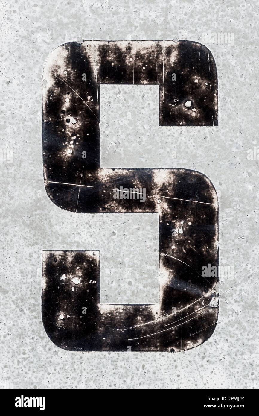 Lettre S noire abîmé d'un panneau Banque D'Images
