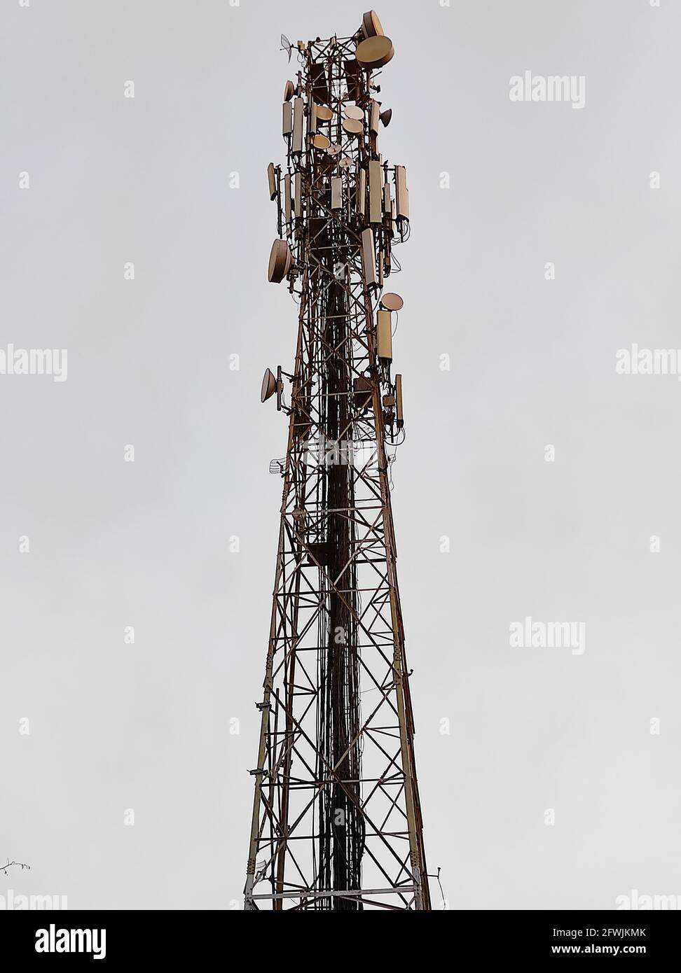 Une tour de téléphone cellulaire contre le ciel gris Banque D'Images