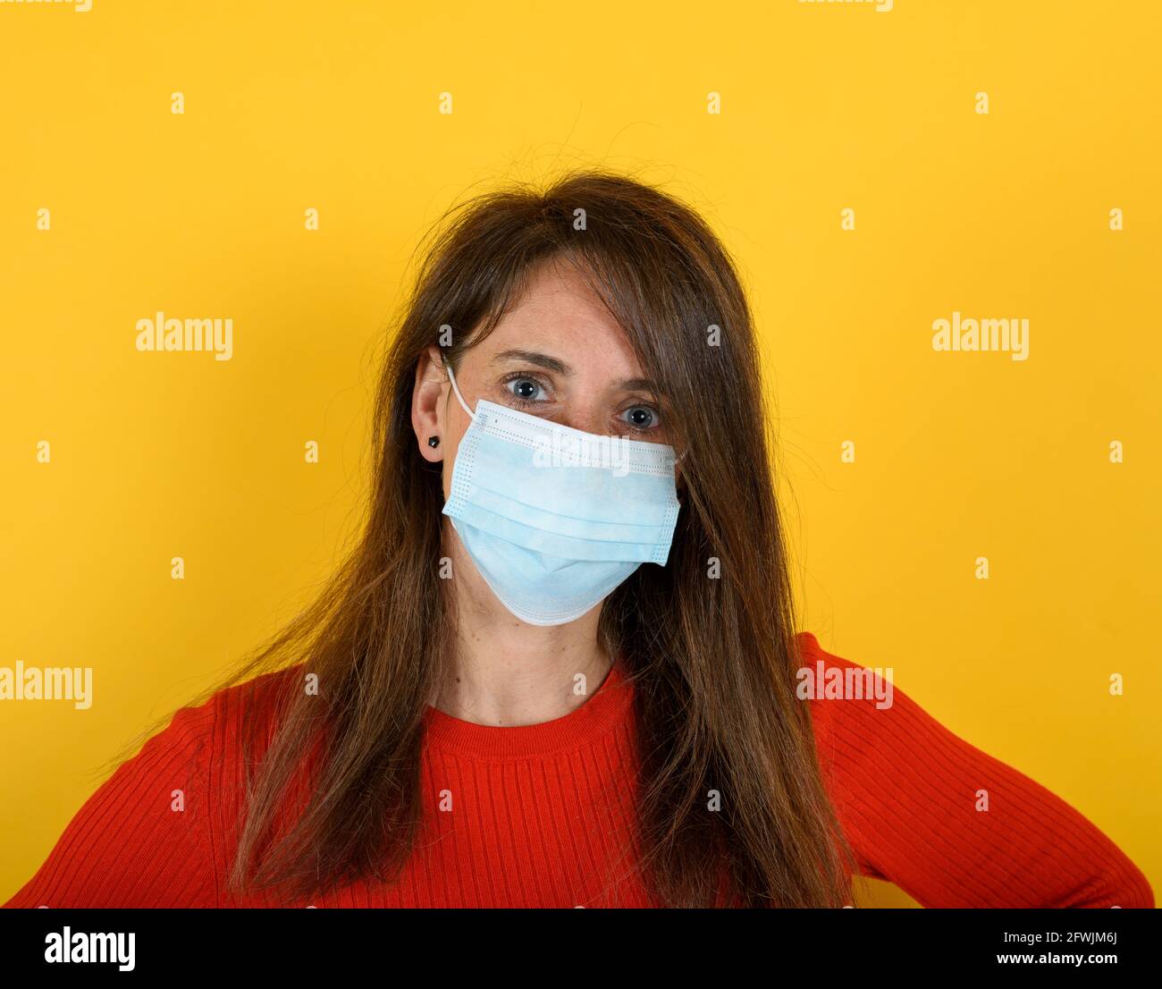 Portrait d'une femme avec masque pour le virus Covid-19 Banque D'Images