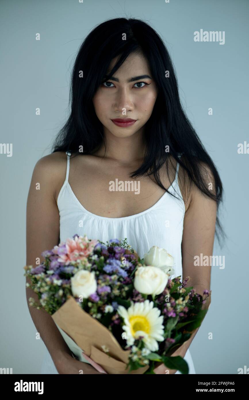 2 belles filles asiatiques avec des fleurs dans leurs cheveux et faces Banque D'Images