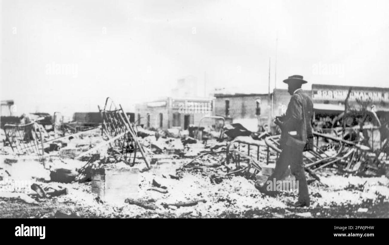 MASSACRE DE TULSA, district de Greenwood, Tulsa, Oklahoma, 31 mai-1er juin 1921. Bâtiments brûlés et détruits. Banque D'Images