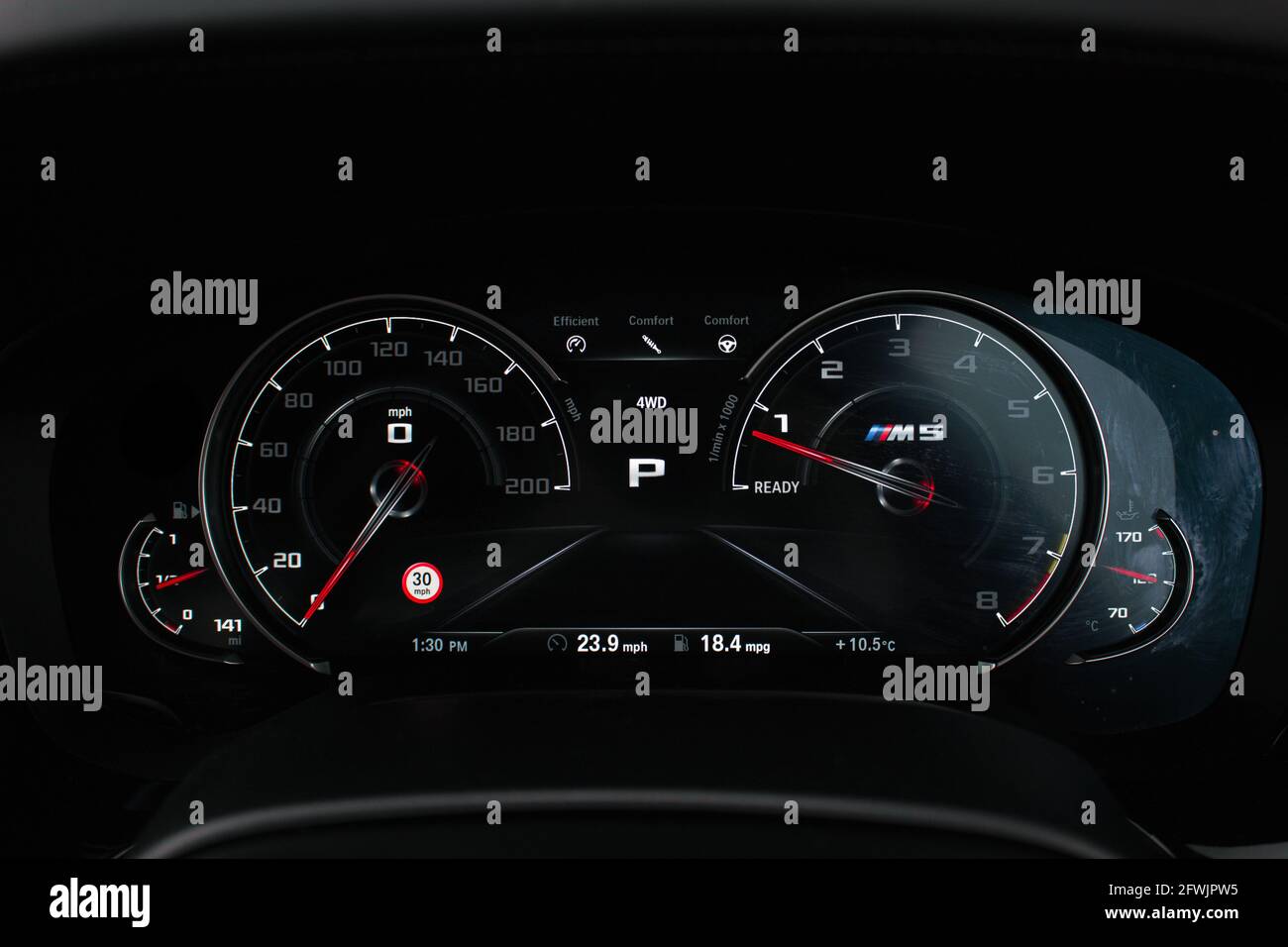 Un Pack de compétition F90 BMW M5 2018 avec tableau de bord numérique Logo M5 200 MPH M5 Tableau
