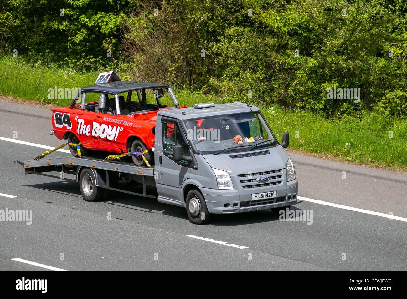 2001 Ford Transit 350 blanc LCV Haut toit van, portant Woodgrove taxis N° 84 'The Boy' stock car; circulation de véhicule, véhicules mobiles, voitures, véhicule conduisant sur les routes britanniques, moteurs, automobile sur l'autoroute M6 route Royaume-Uni réseau. Banque D'Images