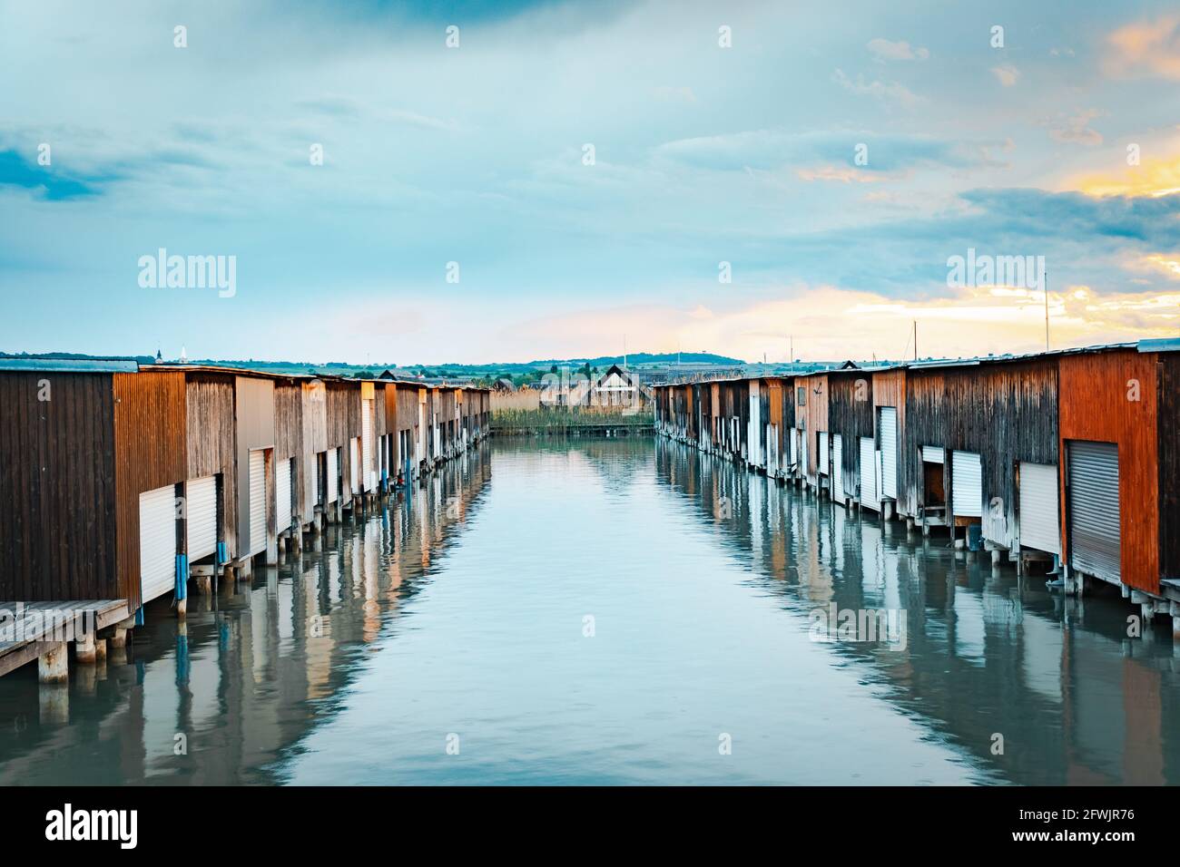 Lac Neusiedl dans la région du Burgenland , Autriche. Baie pittoresque avec jetée en bois et cottage. Banque D'Images