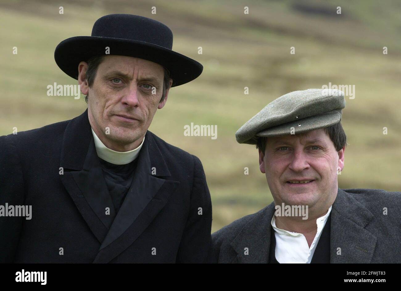 Harry (casquette plate) et Alfie (chapeau à visière) Ward en costume  d'époque sur leur parcours de golf de style 1890 à Abington, en Écosse  Photo Stock - Alamy