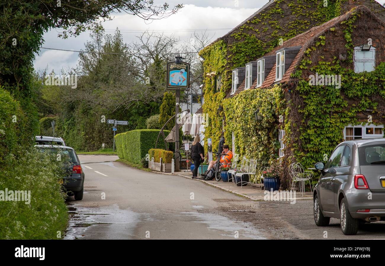 Hogprits Bottom, Flaunden, Hertfordshire, Angleterre, Royaume-Uni. 2021. Clients à l'extérieur de la Bricklaits Arms un pub du XVIIIe siècle dans le pays de Hertsfordshire Banque D'Images