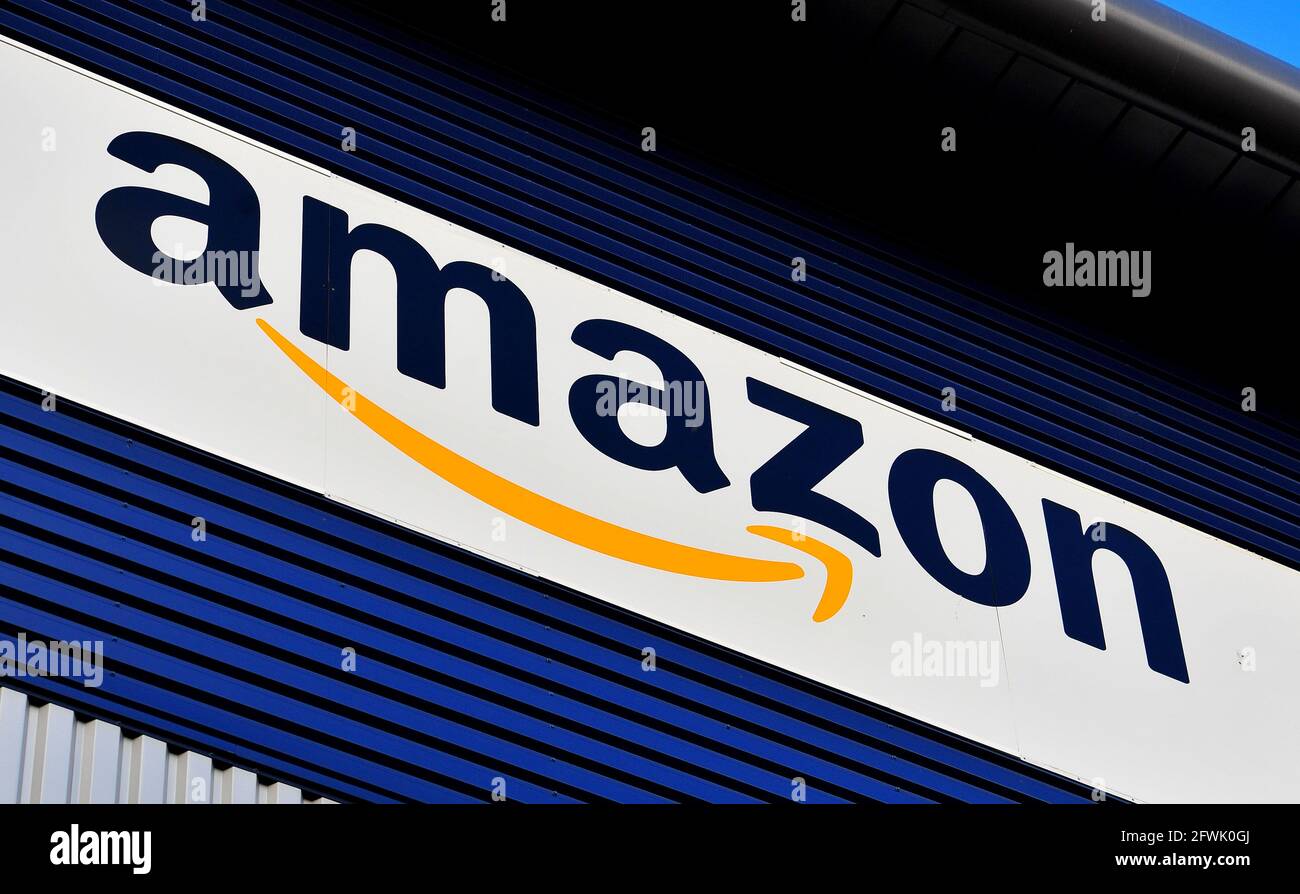 Photo du dossier datée du 25/11/15 d'une pancarte au centre de distribution Amazon de Hemel Hempstead, Hertfordshire. Le géant en ligne Amazon prévoit d'introduire de nouvelles technologies dans ses opérations au Royaume-Uni, qui, selon elle, permettront de travailler de manière plus sûre. Date de publication : dimanche 23 mai 2021. Banque D'Images