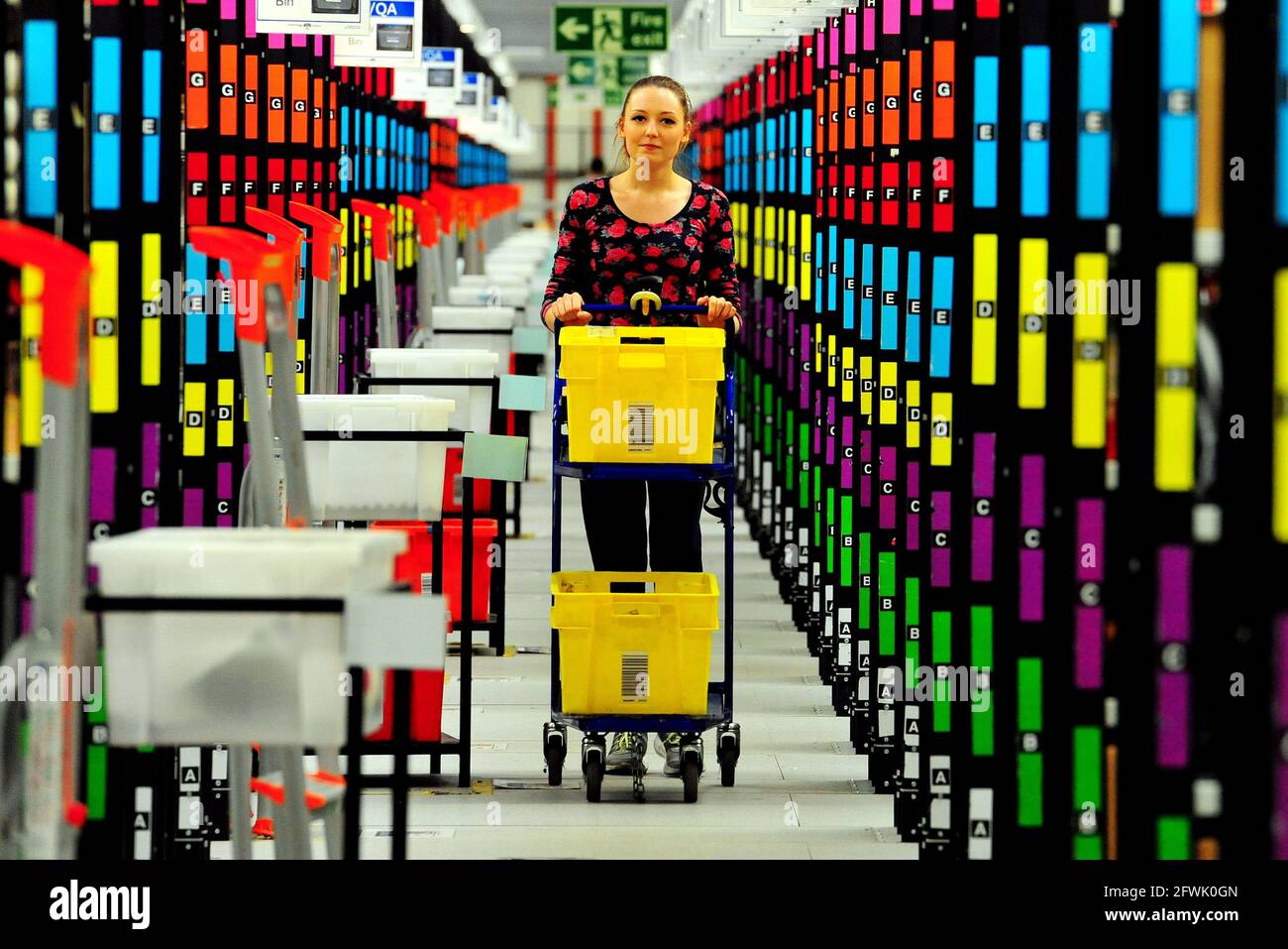 Photo du dossier datée du 25/11/15 d'un associé qui prend des commandes client au centre de distribution Amazon de Hemel Hempstead, Hertfordshire. Le géant en ligne Amazon prévoit d'introduire de nouvelles technologies dans ses opérations au Royaume-Uni, qui, selon elle, permettront de travailler de manière plus sûre. Date de publication : dimanche 23 mai 2021. Banque D'Images