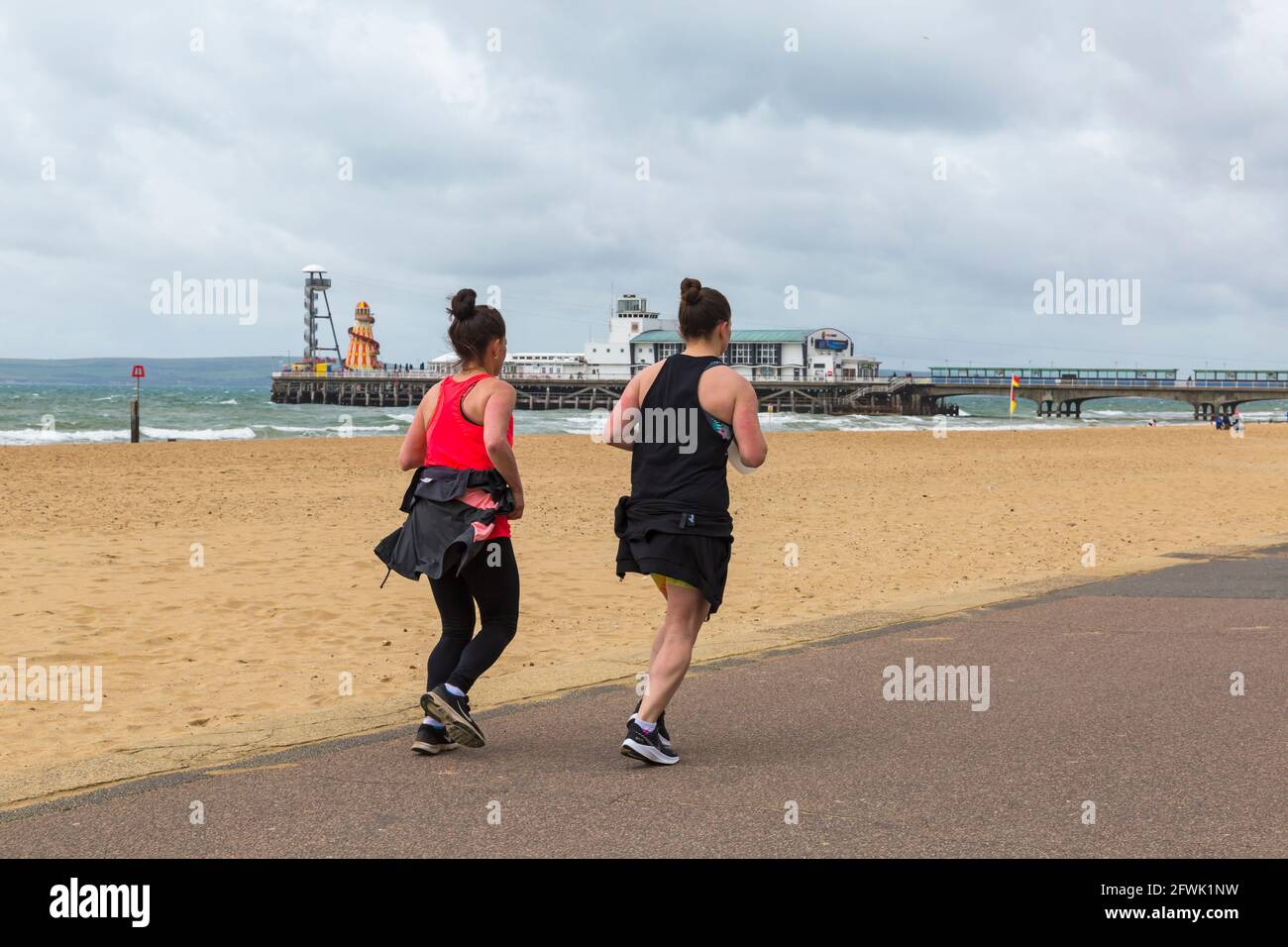 Bournemouth, Dorset, Royaume-Uni. 23 mai 2021. Météo britannique : vent et froid sur les plages de Bournemouth, tandis que les gens se dirigent vers le bord de mer pour de l'air frais et de l'exercice. Crédit : Carolyn Jenkins/Alay Live News Banque D'Images