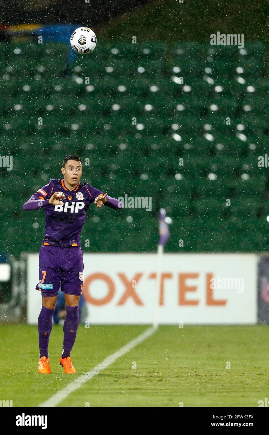 23 mai 2021 ; HBF Park, Perth, Australie occidentale, Australie ; A League football, Perth Glory versus MacArthur ; Christopher Ikonomidis de Perth Glory prend un jet au début du match Banque D'Images