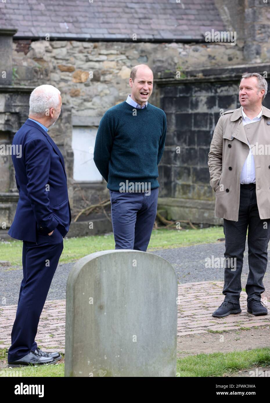 Le duc de Cambridge s'entretient avec le PDG Jonny Kinross (à droite) et le fondateur et ministre Grayfriars Kirk, Richard Frazer (à gauche) lors d'une visite au Grassmarket Community Project, une entreprise sociale mise en place par Greyfriars Kirk (Église d'Écosse) qui aide les gens à surmonter l'exclusion sociale, et s'attaque à l'injustice sociale, à la pauvreté et à l'inégalité. Date de la photo: Dimanche 23 mai 2021. Banque D'Images