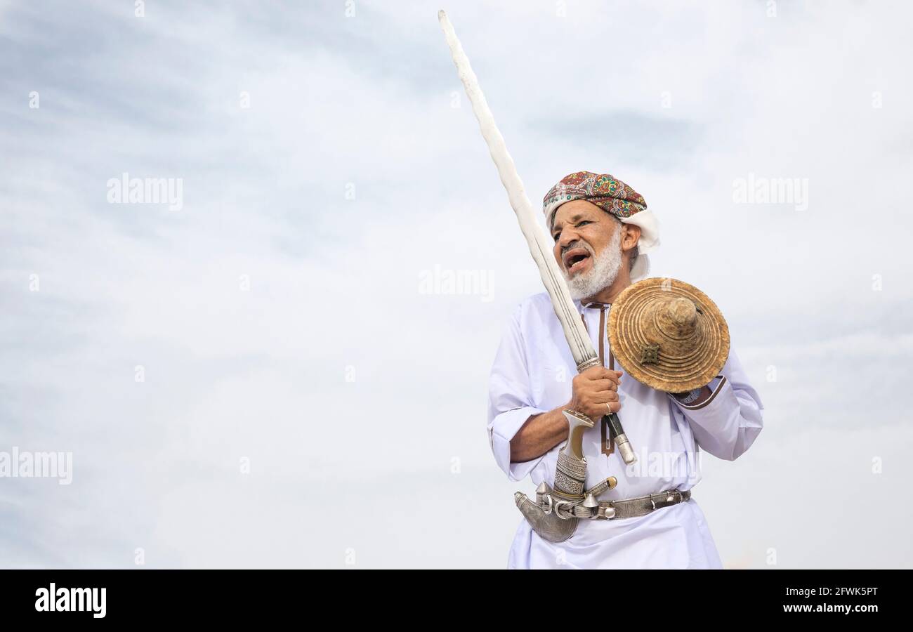 Ibri, Oman, le 28 avril 2018 : les hommes La danse et le chant traditionnel omanais Banque D'Images