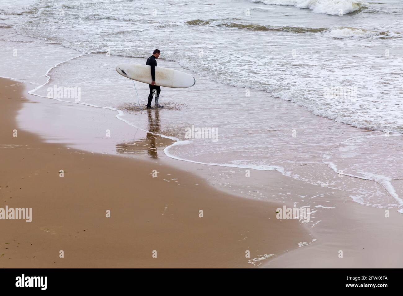 Bournemouth, Dorset, Royaume-Uni. 23 mai 2021. Météo britannique : vent et froid sur les plages de Bournemouth, tandis que les gens se dirigent vers le bord de mer pour de l'air frais et de l'exercice. Les surfeurs et surfeurs du vent font le maximum du vent et des vagues. Crédit : Carolyn Jenkins/Alay Live News Banque D'Images