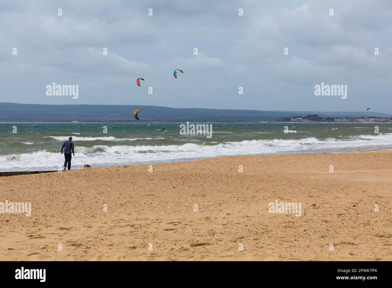 Bournemouth, Dorset, Royaume-Uni. 23 mai 2021. Météo britannique : vent et froid sur les plages de Bournemouth, tandis que les gens se dirigent vers le bord de mer pour de l'air frais et de l'exercice. Les surfeurs et surfeurs du vent font le maximum du vent et des vagues. Crédit : Carolyn Jenkins/Alay Live News Banque D'Images