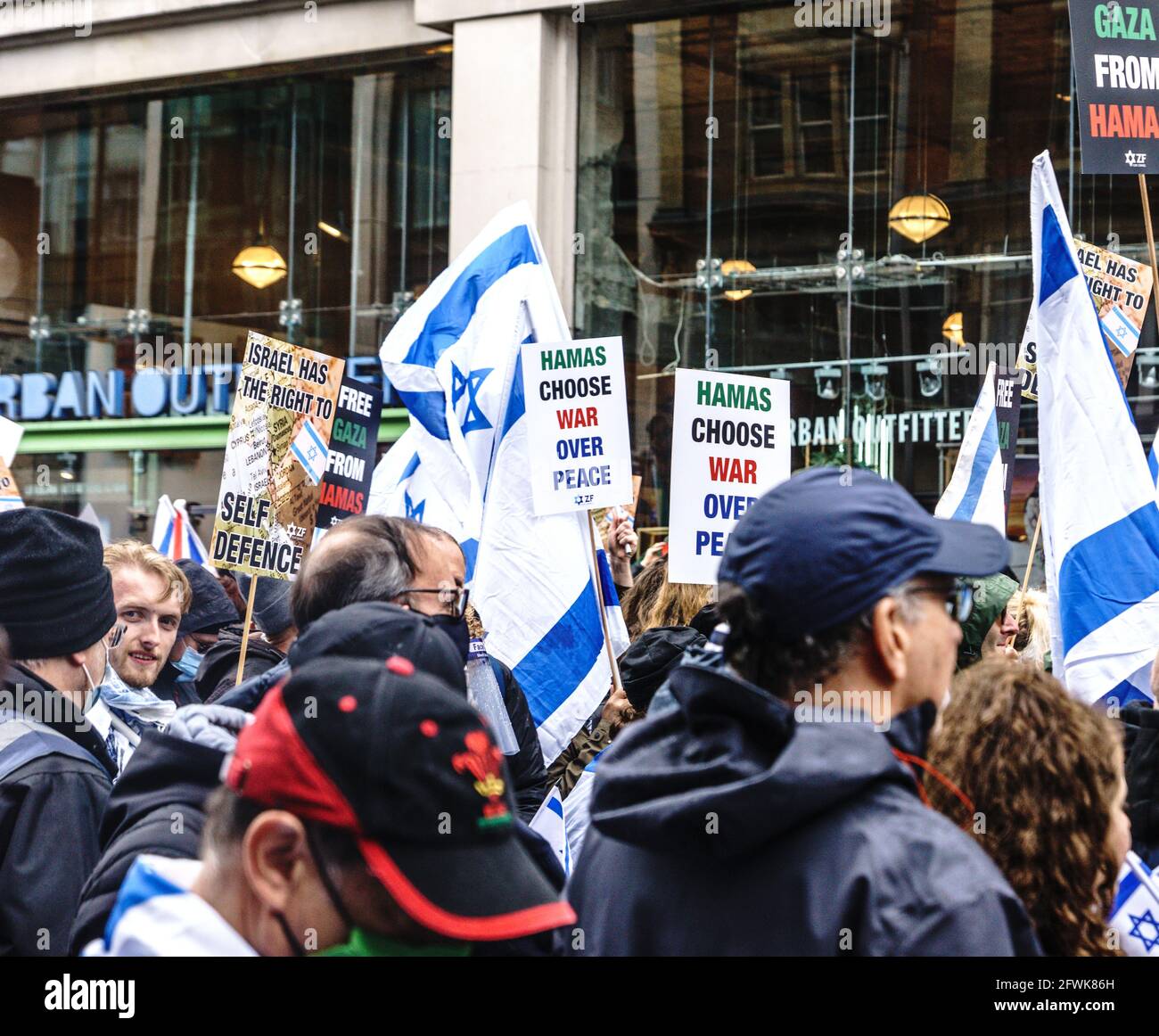 23 mai Londres, Royaume-Uni Dimanche 23 mai la Fédération sioniste a organisé un rassemblement de solidarité en faveur d'Israël dans une zone adjacente à l'ambassade israélienne sur Kensington High Street, dans un après-midi très pluvieux. Le rassemblement a été organisé pour inviter les gens à manifester publiquement leur soutien à la paix au Moyen-Orient et à soutenir le droit d’Israël de se défendre et de défendre ses citoyens. La Fédération vise également à faire une déclaration très claire contre la montée de l'antisémitisme au Royaume-Uni. Crédit : Bridget Catterall/Alamy Live News. Bridget Catterall/Alamy Live News Banque D'Images