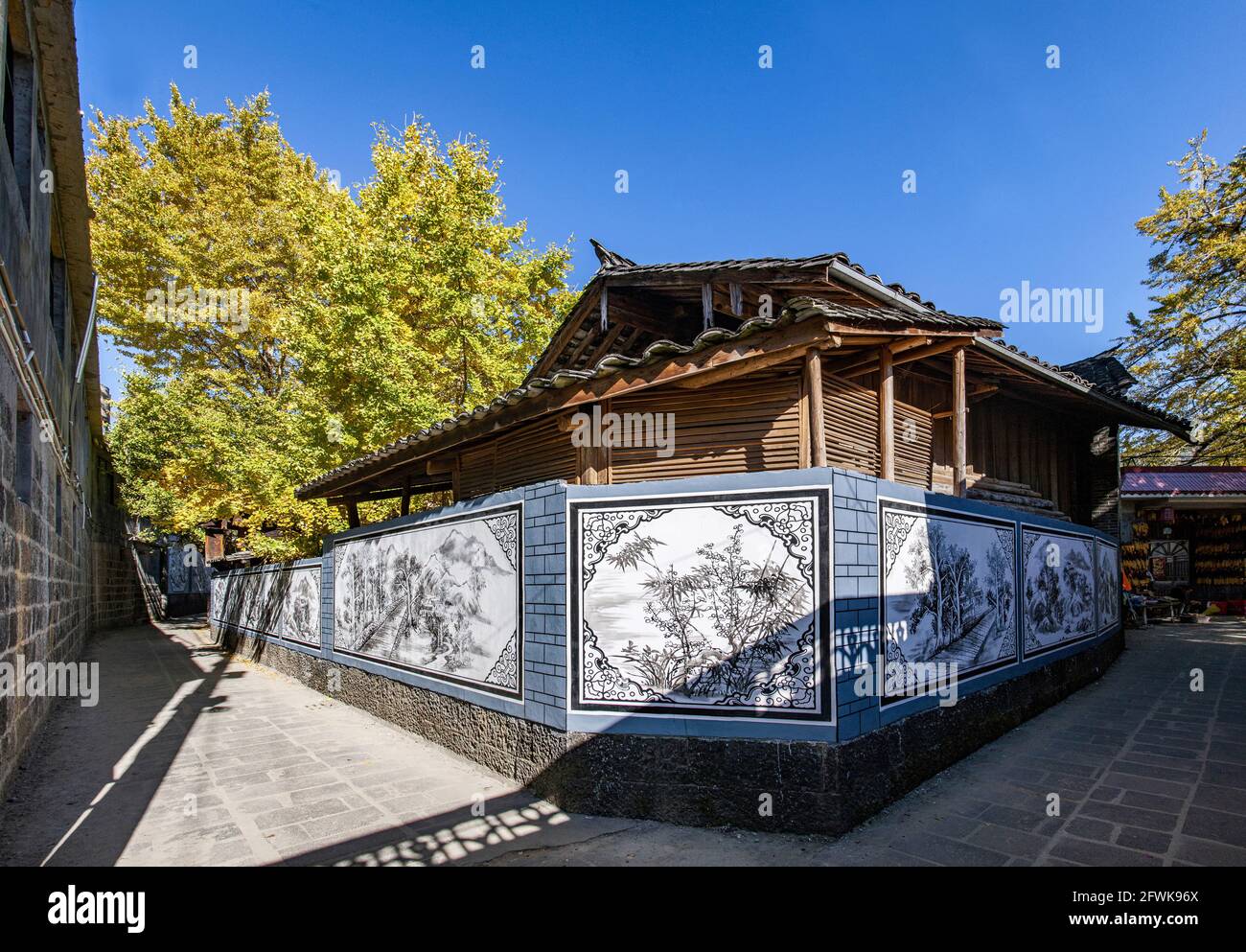 Tengchong dans la province du yunnan ville est ville ginkgo village voie peintures murales Banque D'Images