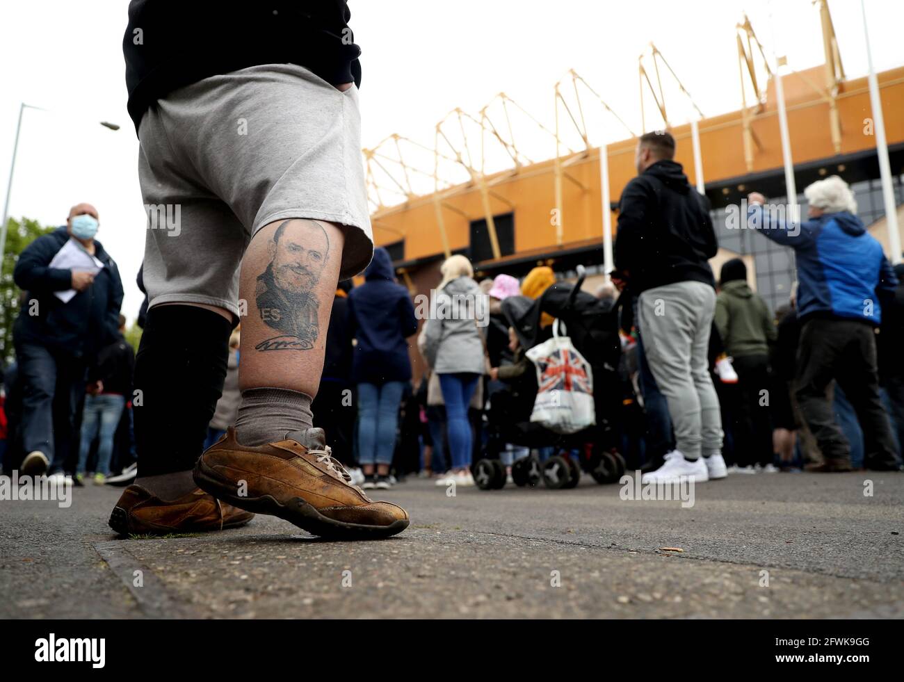 Un fan avec un tatouage du Manager de Wolverhampton Wanderers Nuno Espirito Santo sur sa jambe, à l'extérieur du stade avant le match de la Premier League au stade Molineux, Wolverhampton. Date de la photo: Dimanche 23 mai 2021. Banque D'Images