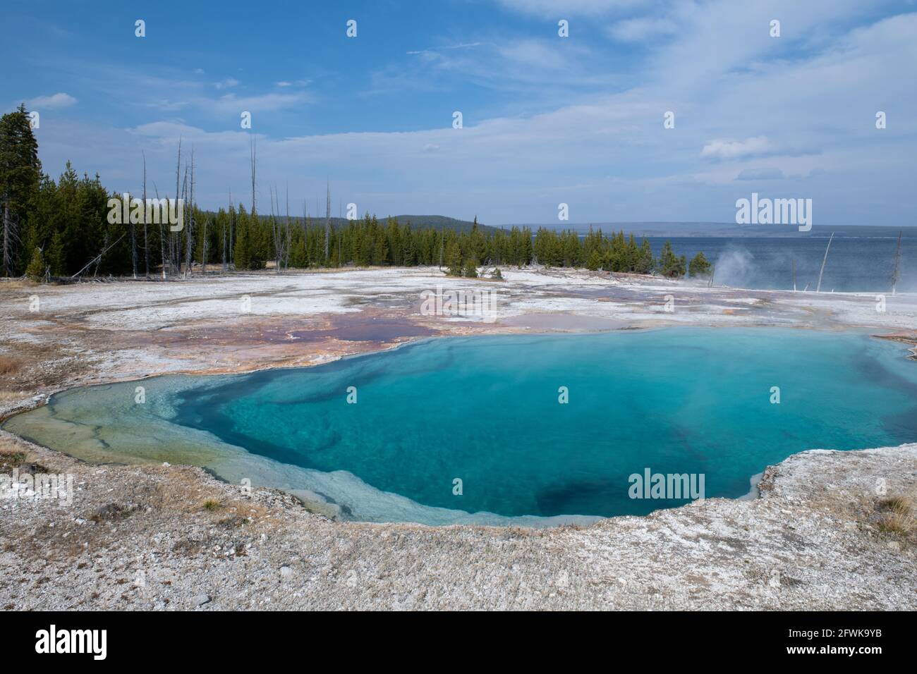 Wyoming, parc national de Yellowstone, bassin West Thumb Geyser, piscine Abyss avec lac Yellowstone au loin. Banque D'Images