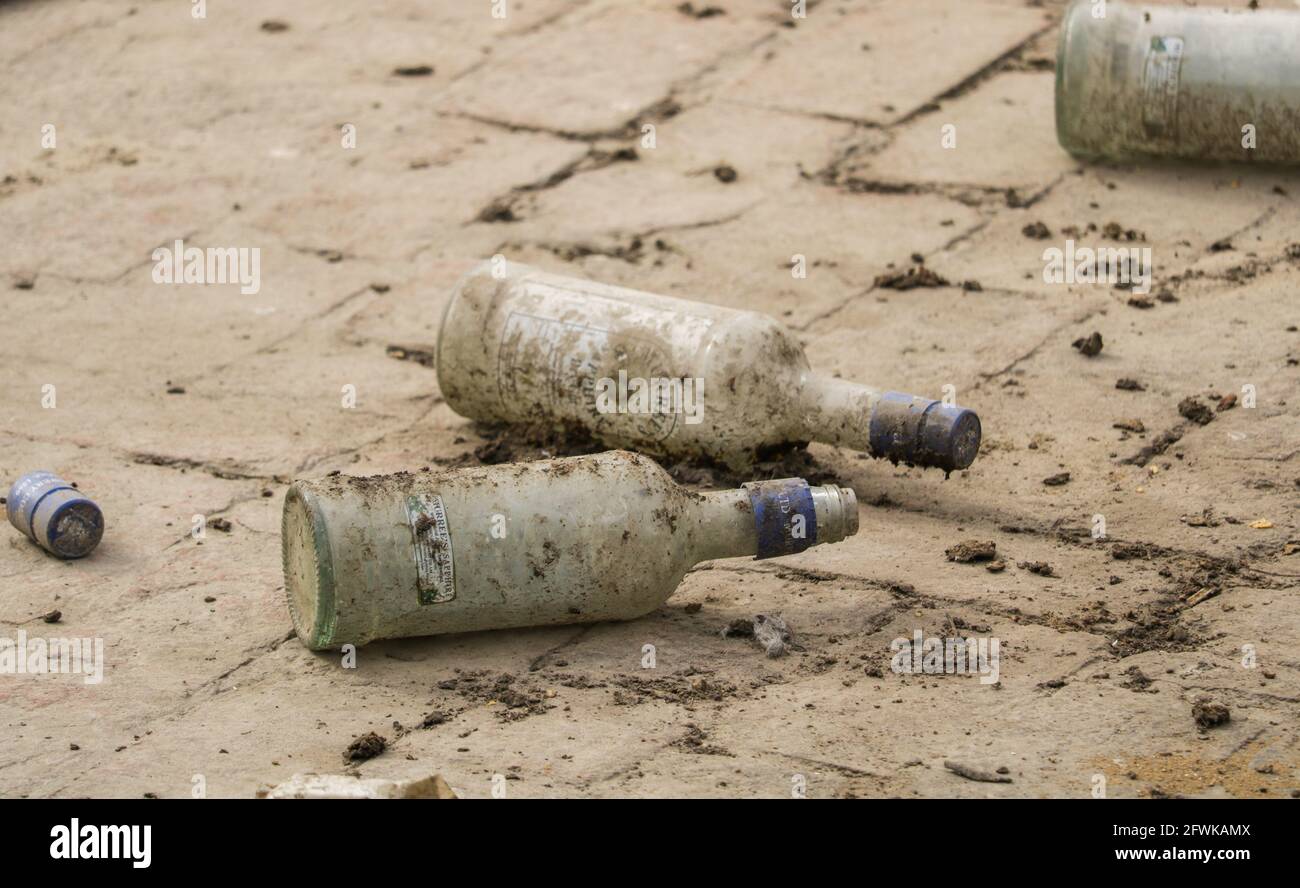 Lahore Punjab, Pakistan - 14 avril 2021 : bouteilles d'alcool en verre  vides, bouteilles de vin sales Photo Stock - Alamy