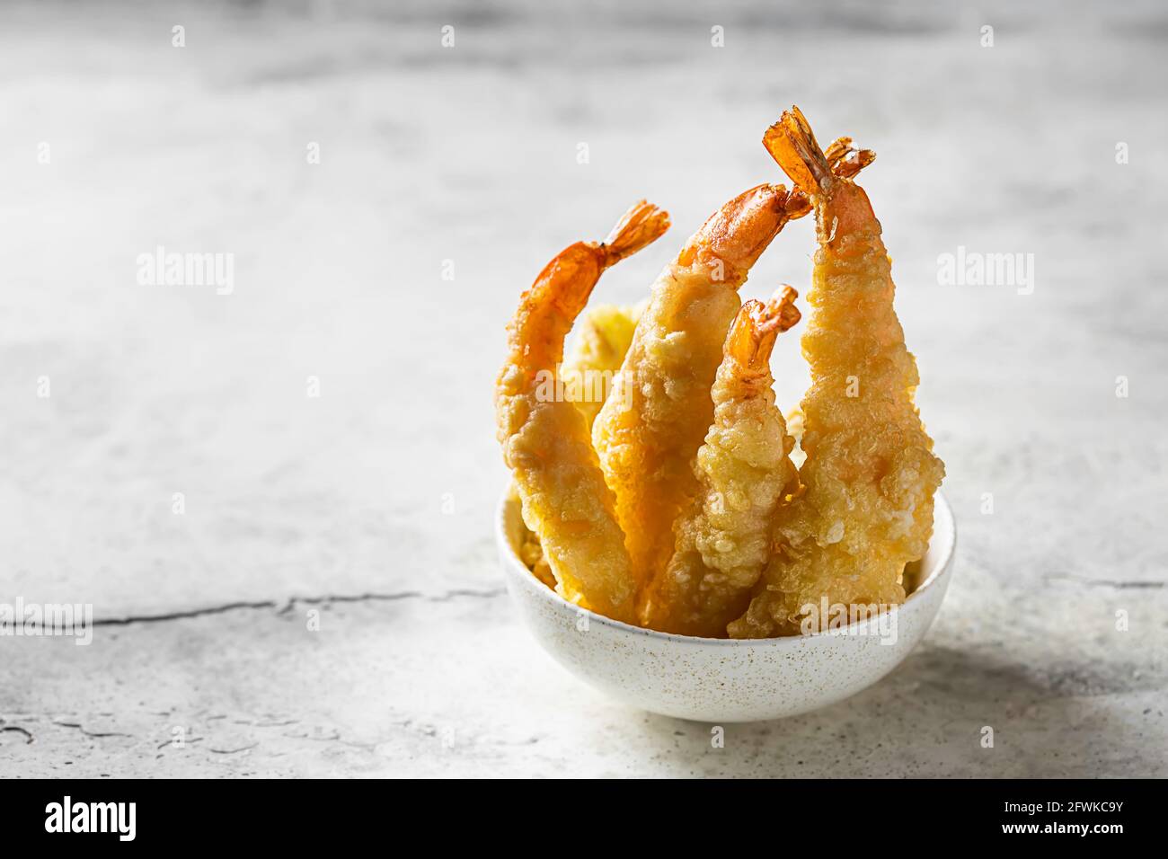 Délicieux tempura de crevettes sur fond de béton gris clair. Crevettes panées. Mise au point sélective Banque D'Images