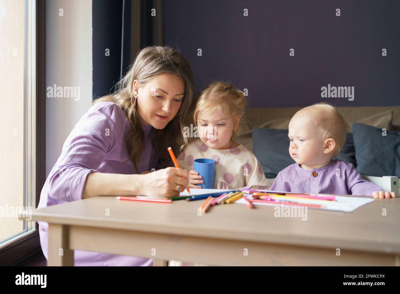 Jeune Mere Aimante Dessin Avec Des Crayons De Couleur Avec Deux Adorables Petits Enfants A La Maison Bonne Maman Enseignant Petite Fille Et Bebe Garcon Fils Comment Dessiner Concept De Maternite Et