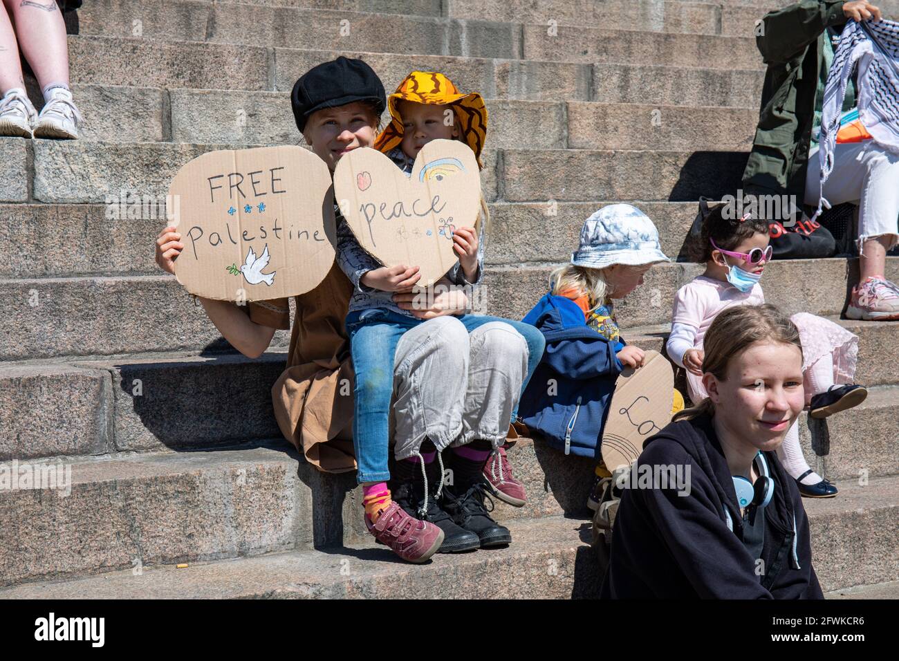 Femme avec enfants manifestant au nom de la Palestine à Helsinki, en Finlande Banque D'Images