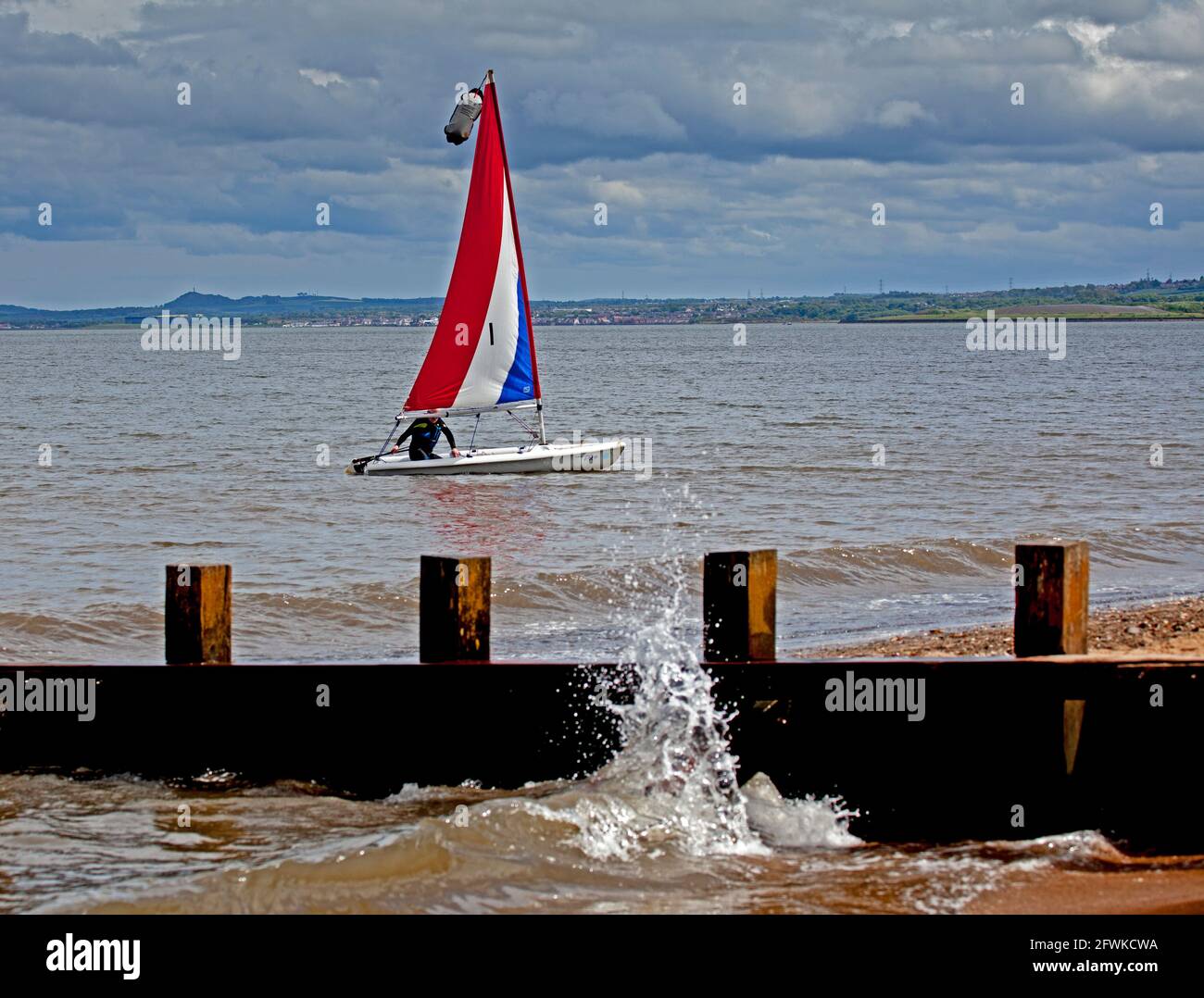 Portobello, Édimbourg, Écosse, météo britannique. 23 mai 2021. Nuageux et à 12 degrés avec une brise sur le rivage, mais assez pour donner à ce seul vent mâle dans ses voiles pour manœuvrer son canot sur le Firth of Forth. Crédit : Arch White/Alamy Live News. Banque D'Images