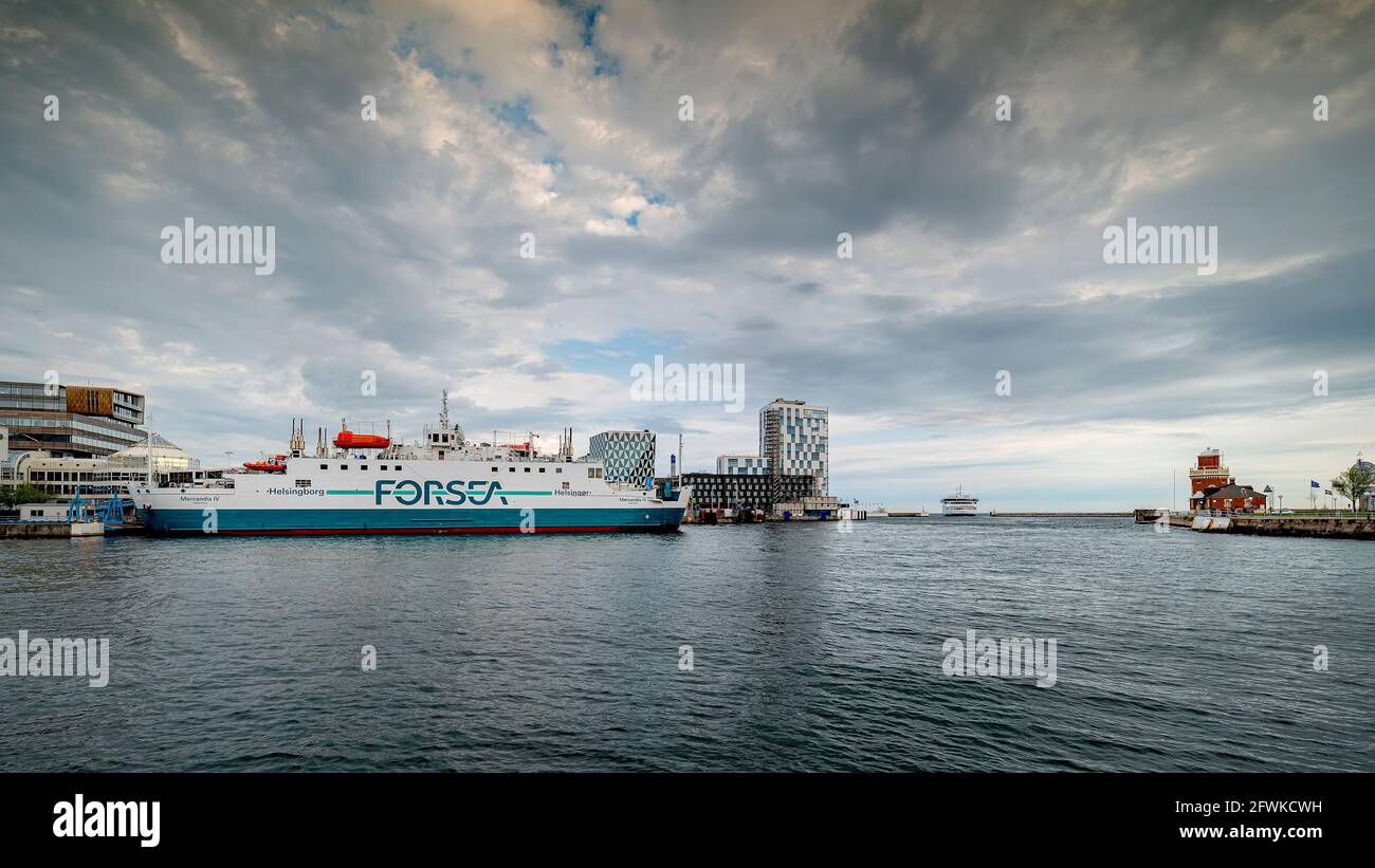 HELSINGBORG, SUÈDE - 14 MAI 2021 : Aurora le passager alimenté par batterie et le traversier de fret navigue dans le port d'Helsingborg en Suède. Banque D'Images