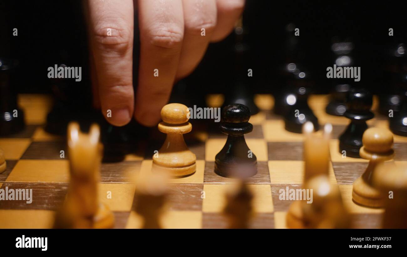 La personne utilise le pion sur le plateau dans le jeu d'échecs. Banque D'Images