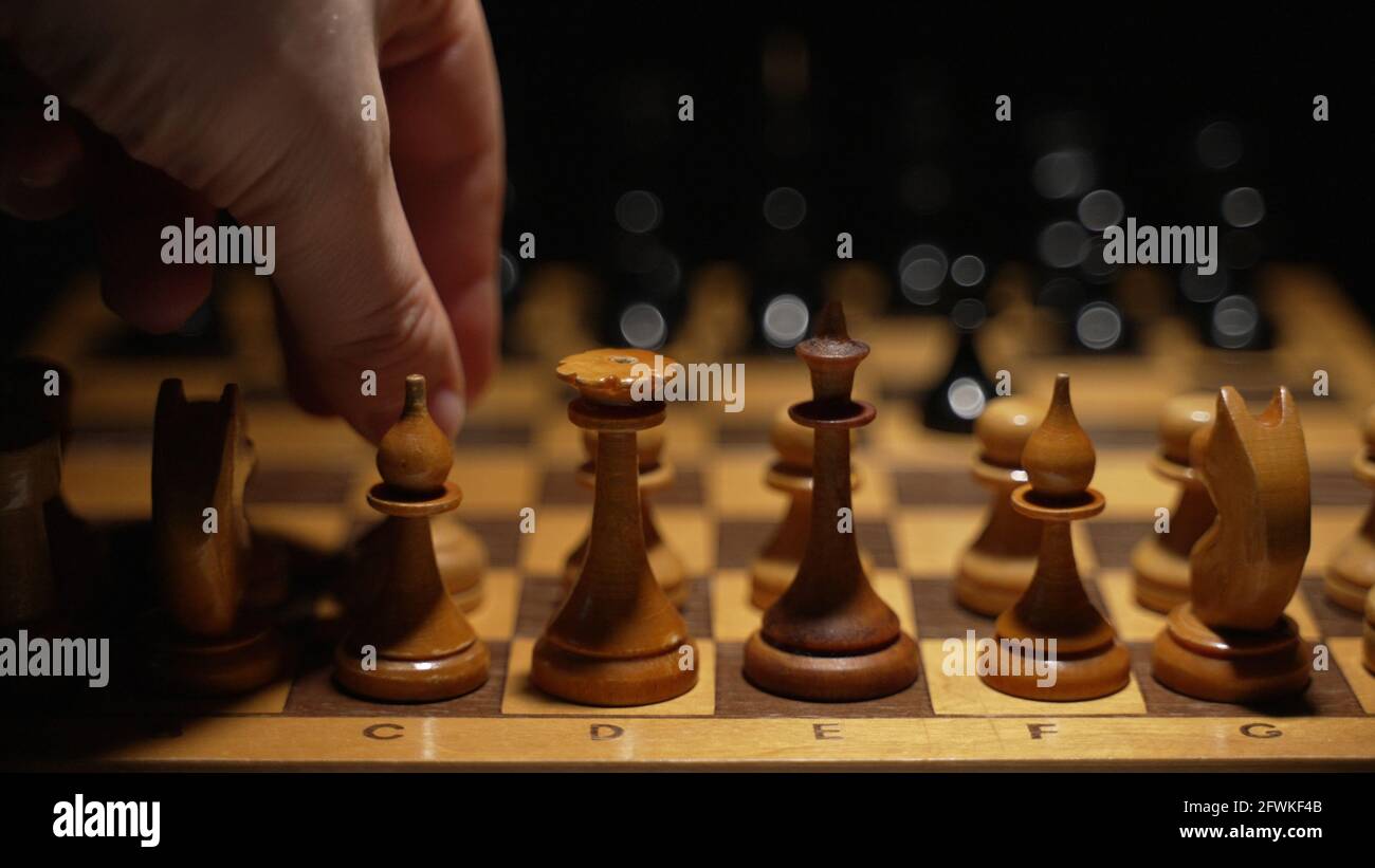 La personne utilise le pion sur le plateau dans le jeu d'échecs. Banque D'Images