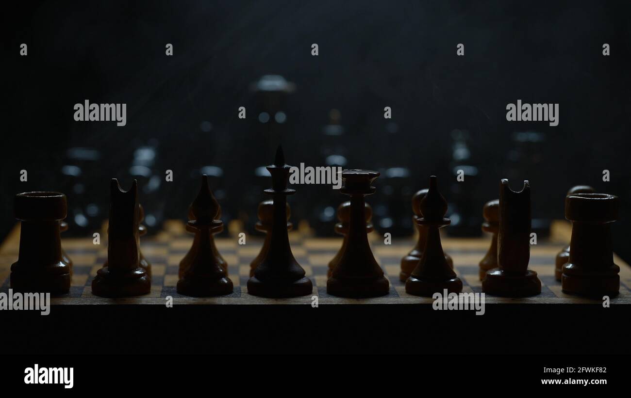 Jeu d'échecs illuminé avec effet de fumée. Adapté aux publicités. Banque D'Images