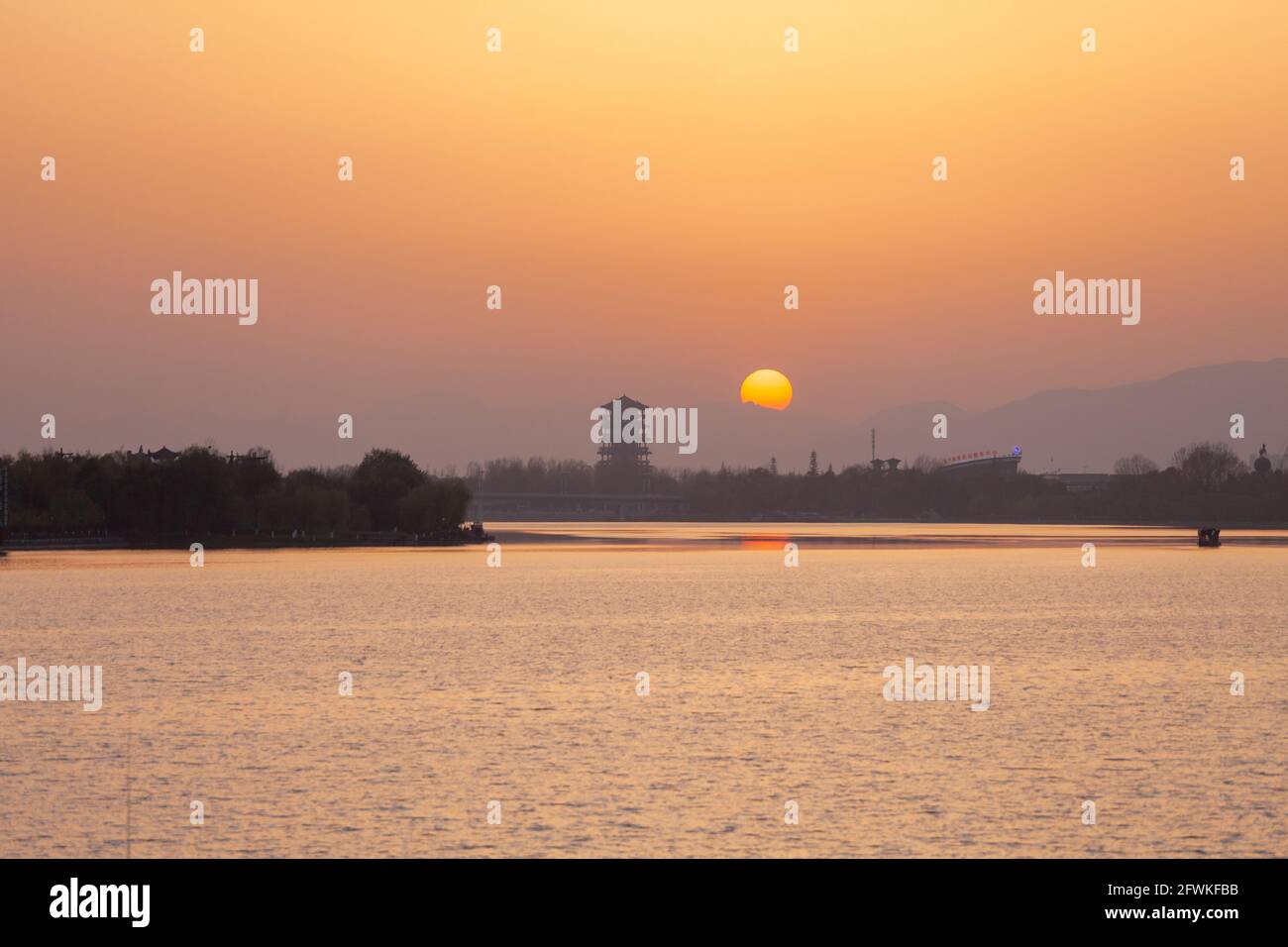 Ville de Hanzhong à shaanxi hanjiang rivière coucher de soleil Banque D'Images