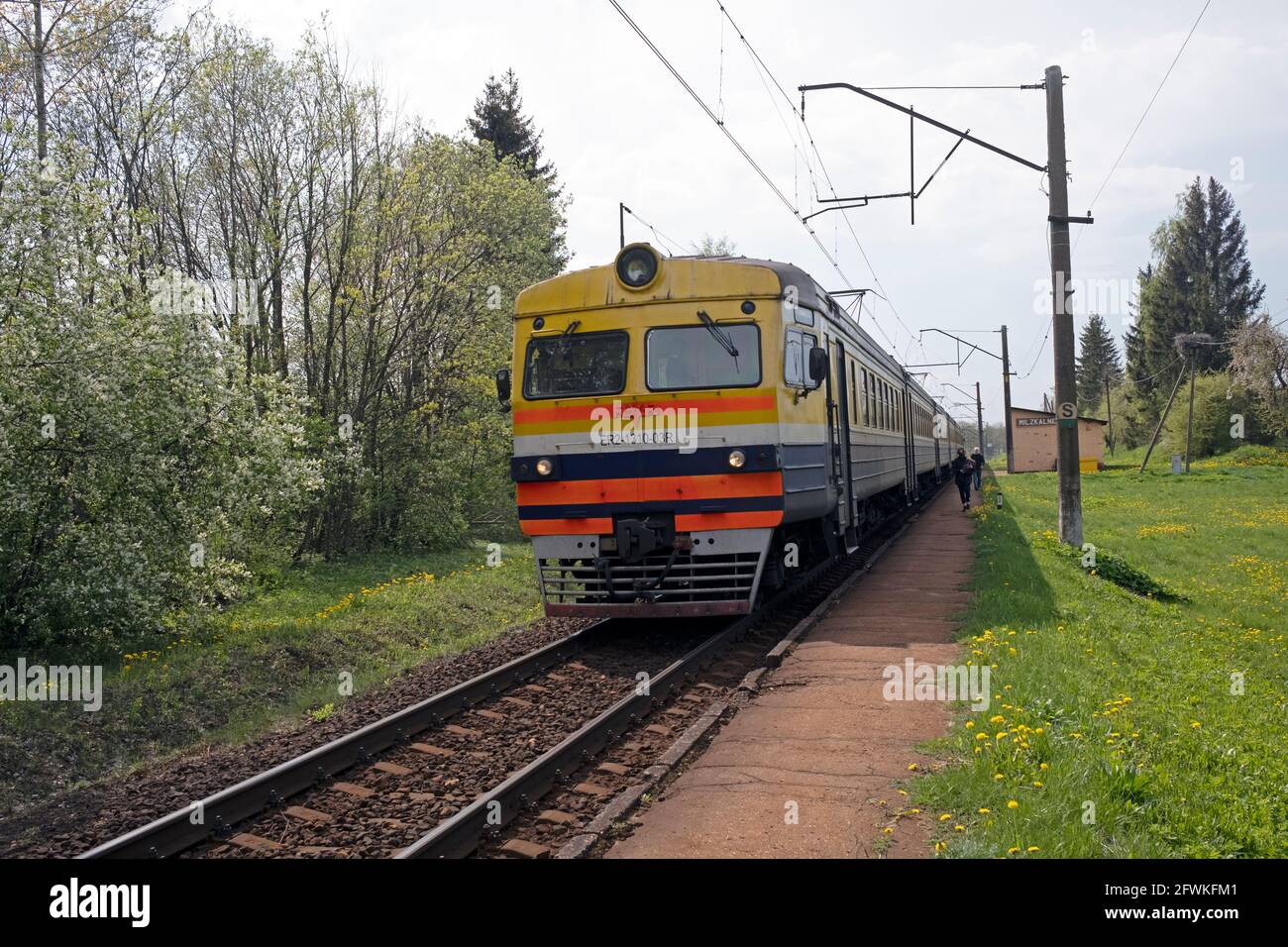 Un ancien train soviétique RVR s'arrête au chemin de fer de Milzkalne Gare en Lettonie Banque D'Images