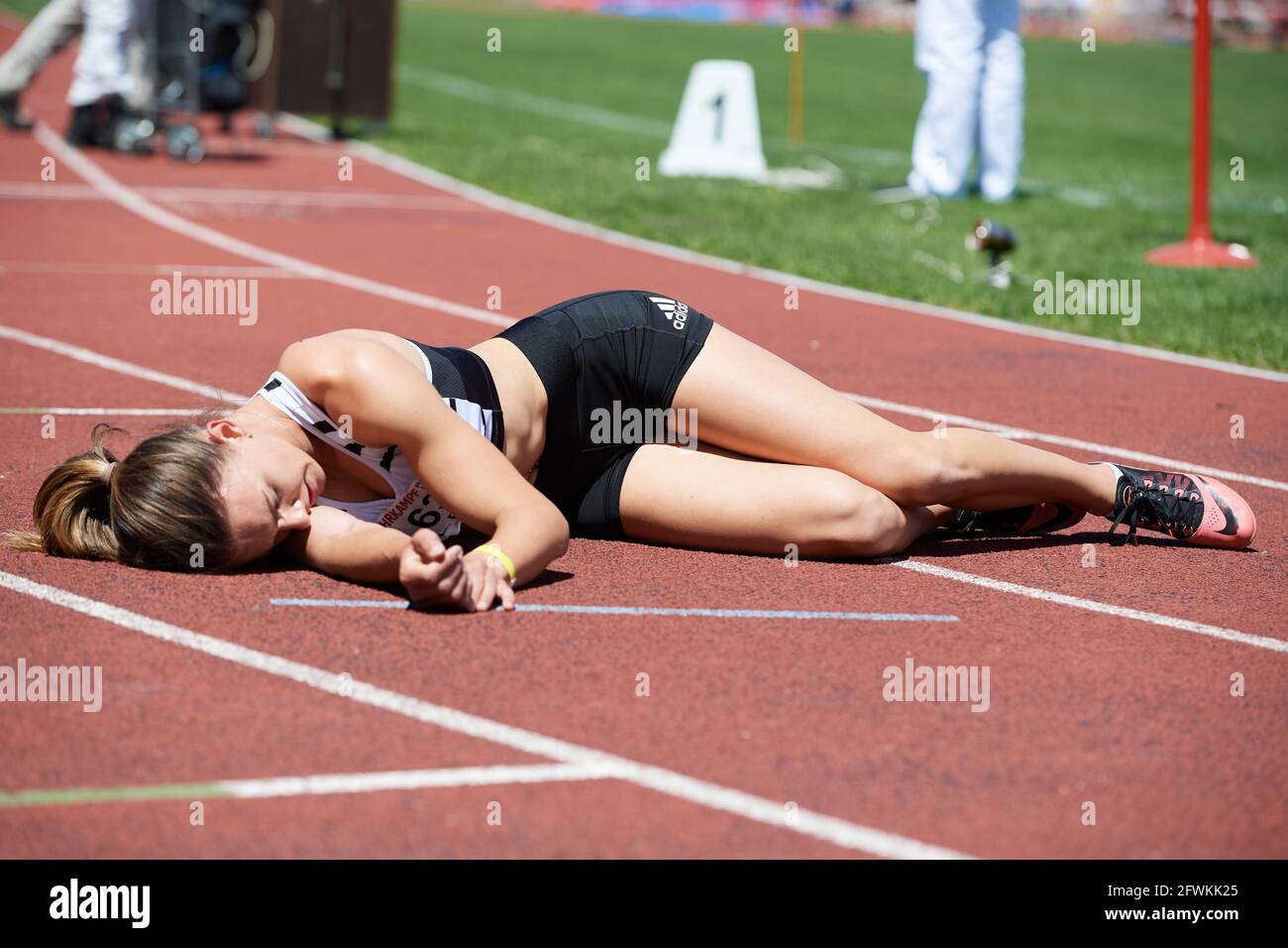 Landquart, Suisse. 23 mai 2021. Lydia Boll ist erschöpft nach dem 800m Lauf am Leichtathletik Siebenkampf Meeting 2021 in Landquart. Banque D'Images