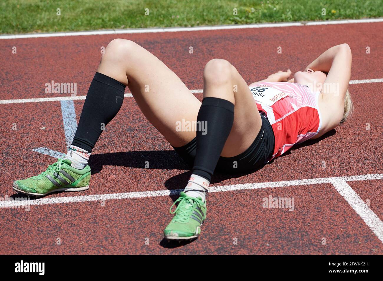 Landquart, Suisse. 23 mai 2021. Sandra Röthlin ist erschöpft nach dem 800m Lauf am Leichtathletik Siebenkampf Meeting 2021 à Landquart. Banque D'Images