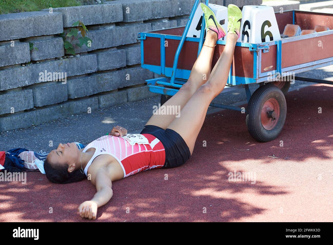 Landquart, Suisse. 23 mai 2021. Caroline Agnou ist erschöpft nach dem 800m Lauf am Leichtathletik Siebenkampf Meeting 2021 à Landquart. Banque D'Images