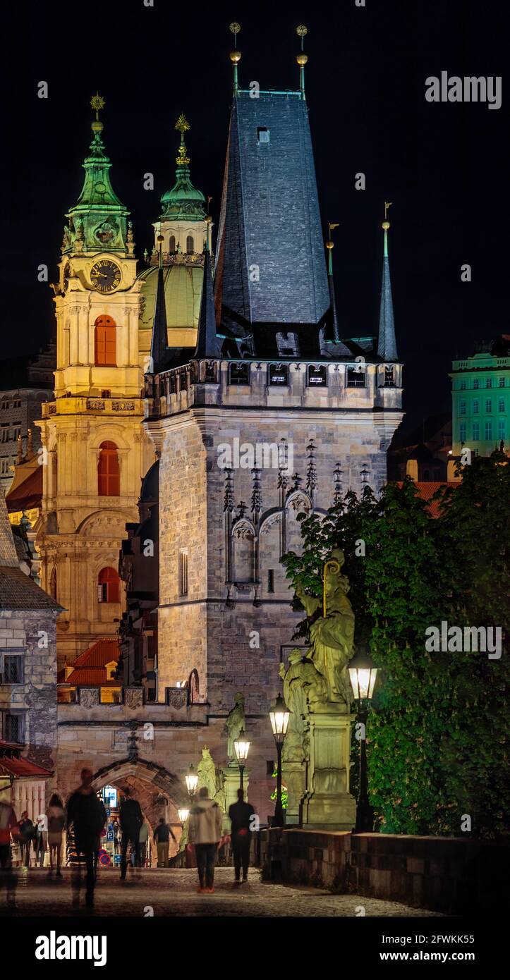 Église Saint-Nicolas et tour de pont de la ville la nuit, Prague, République tchèque Banque D'Images