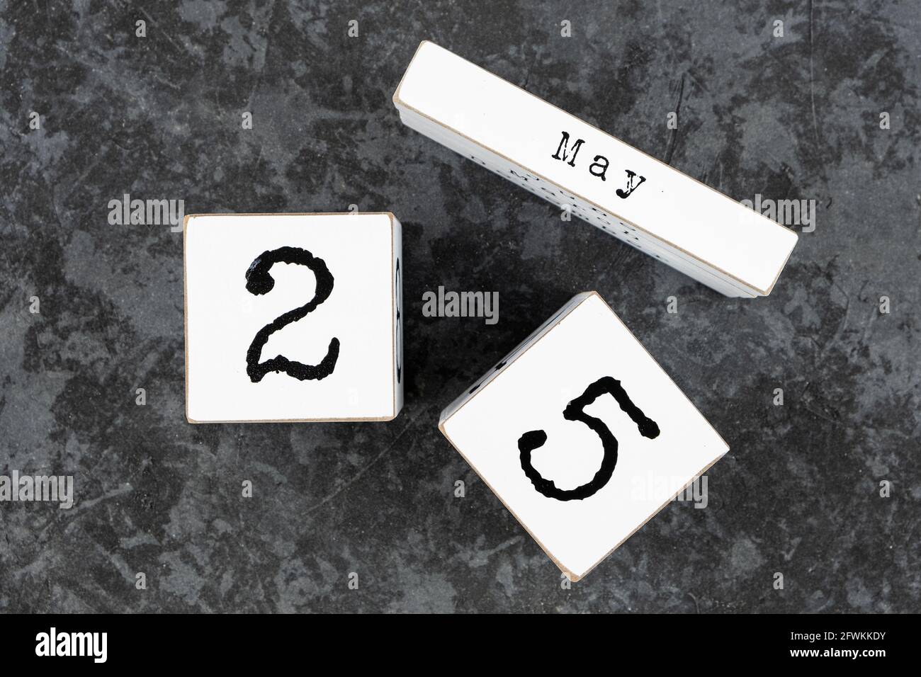 25 mai. Mai 25 calendrier cube en bois blanc sur fond de béton gris grunge Banque D'Images