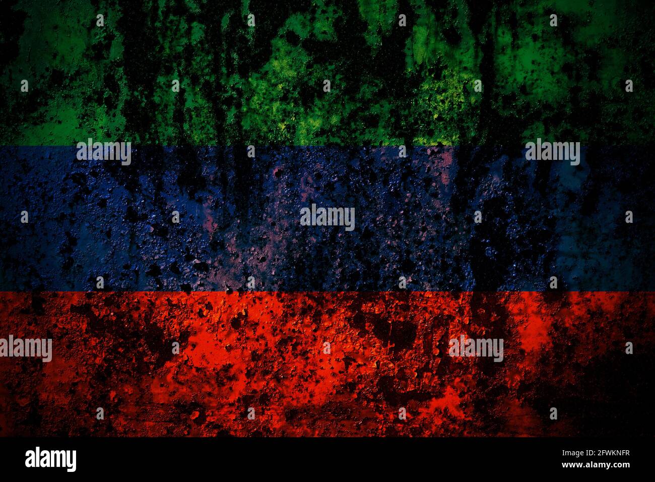 Russie, russe, drapeau du Dagestan sur fond de grunge métal texture avec rayures et fissures Banque D'Images
