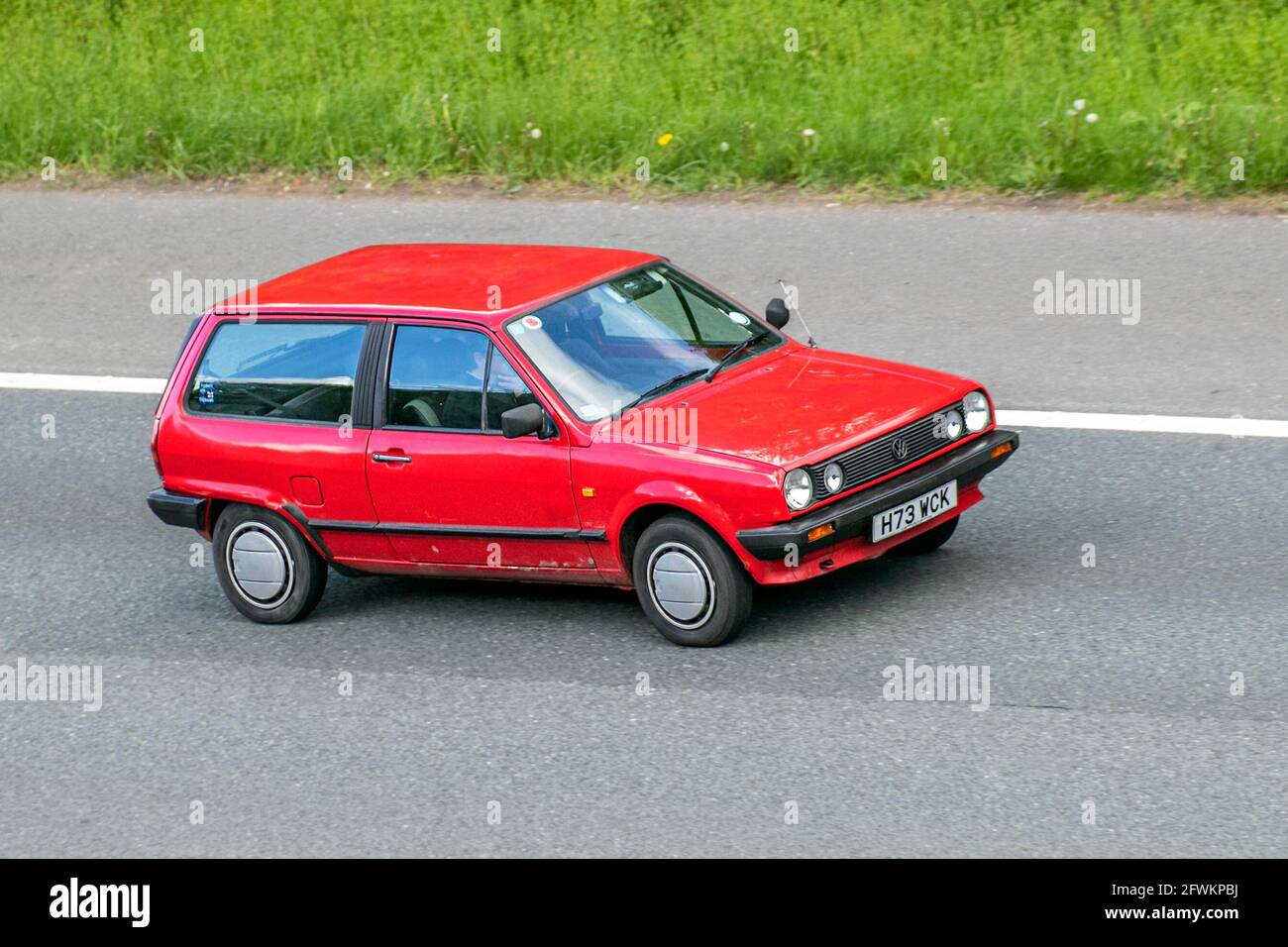 1990 90s rouge VW Volkswagen Polo ci ; circulation automobile, véhicules en mouvement, voitures, conduite de véhicules sur les routes britanniques, moteurs, conduite sur l'autoroute M6 réseau routier britannique. Banque D'Images