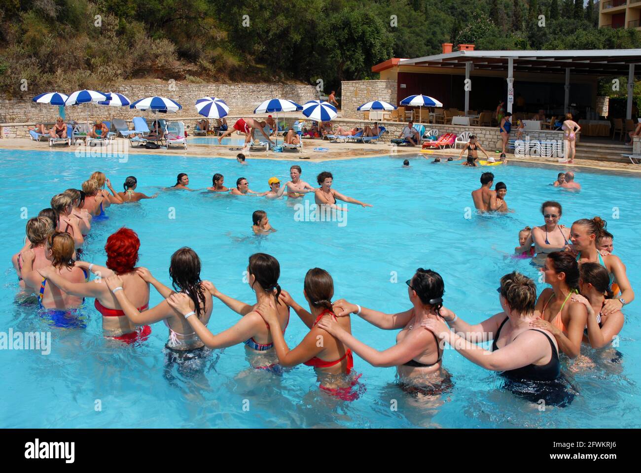 Groupe de femmes faisant de l'aérobic aquatique dans un cercle, circulant  dans le sens des aiguilles d'une montre dans une piscine dans un hôtel à  Corfou, Grèce Photo Stock - Alamy