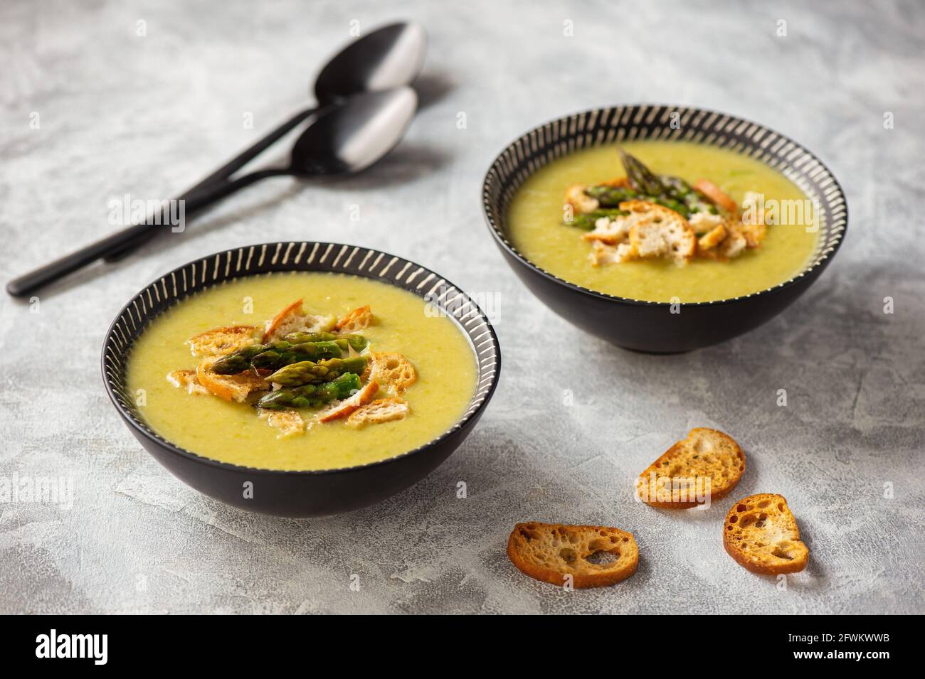 Soupe à la crème d'asperges maison avec croûtons. Banque D'Images