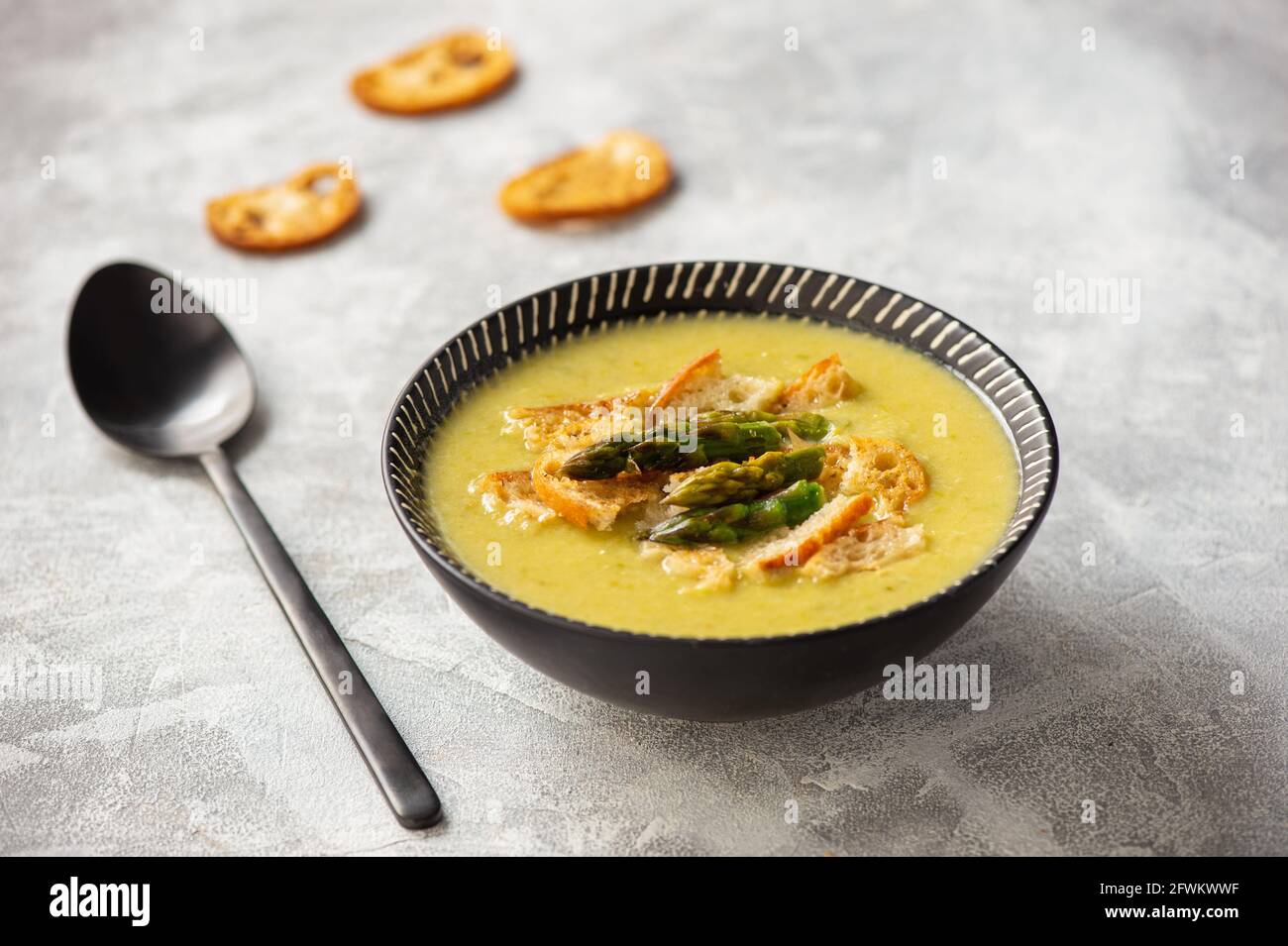 Soupe à la crème d'asperges maison avec croûtons. Banque D'Images