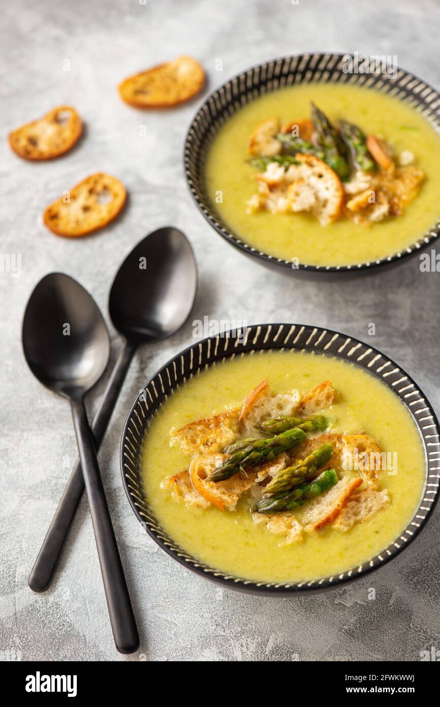 Soupe à la crème d'asperges maison avec croûtons. Banque D'Images