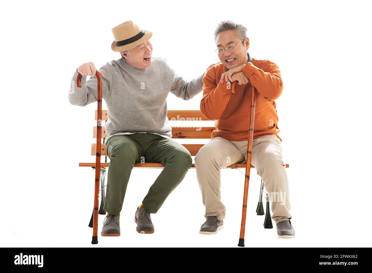 Les deux vieux amis se sont assis sur le banc pour discuter Photo Stock -  Alamy