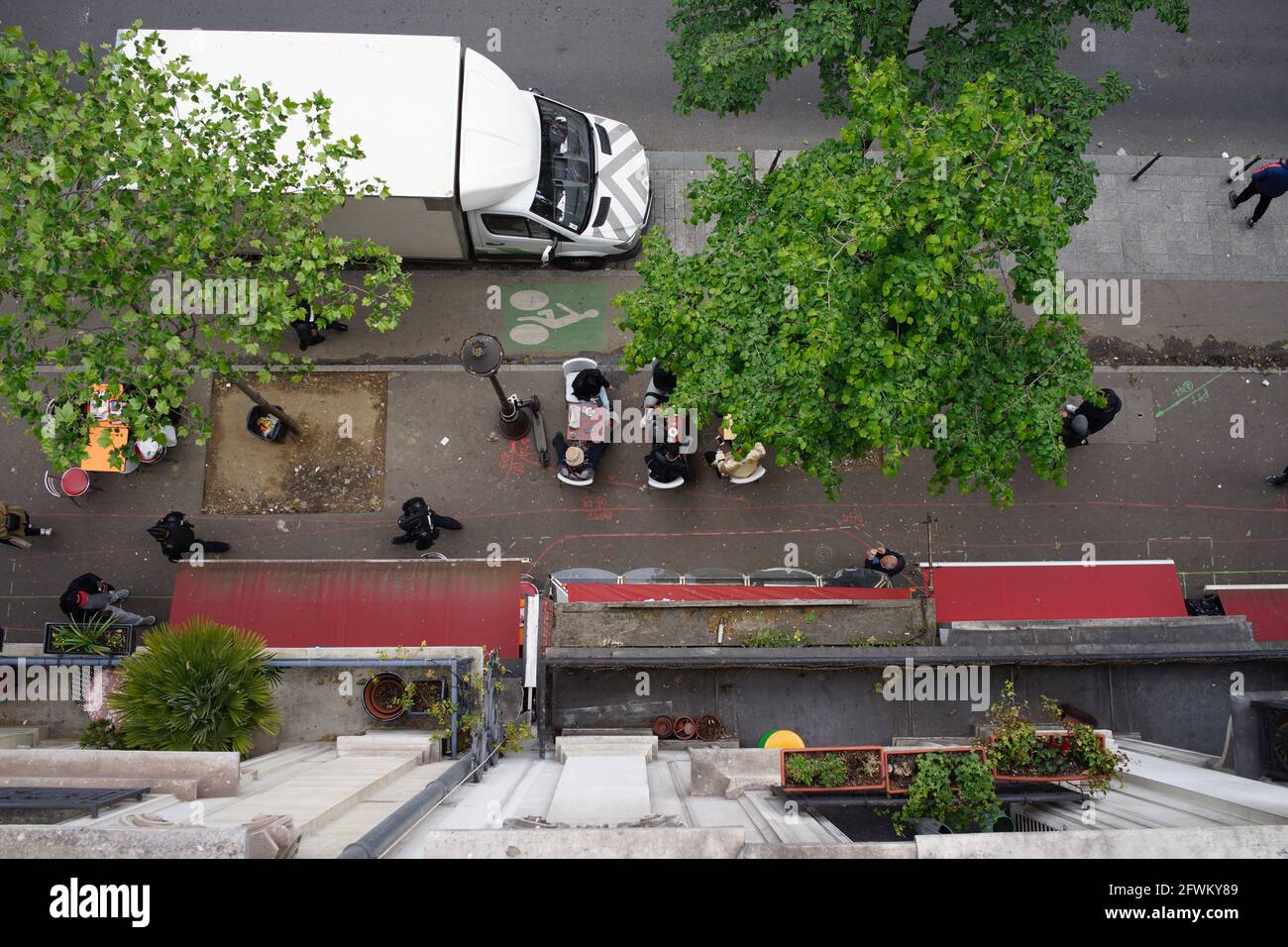 Une vue inhabituelle des Parisiens assis sur la terrasse d'un café, l'un des nombreux sur les trottoirs de Paris pour permettre aux clients de boire dehors après que les restrictions de confinement de Covid-19 ont été assouplies - Boulevard Barbès, Paris, France - Mai 2021 Banque D'Images