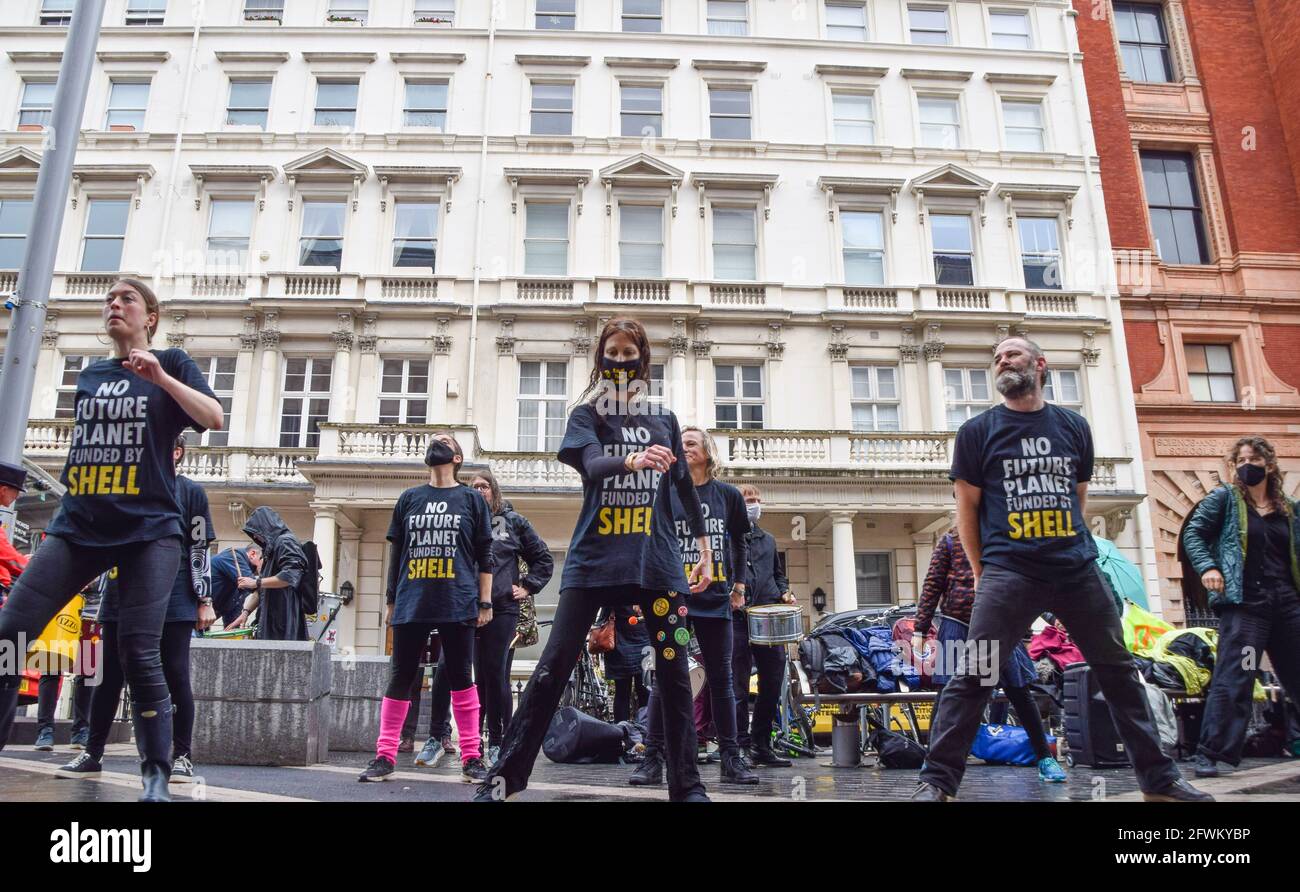 Londres, Royaume-Uni. 23 mai 2021. Extinction les manifestants de la rébellion se sont rassemblés une fois de plus devant le Musée des sciences de South Kensington pour protester contre le parrainage par Shell de l'exposition notre future planète sur le changement climatique. (Crédit : Vuk Valcic / Alamy Live News) Banque D'Images